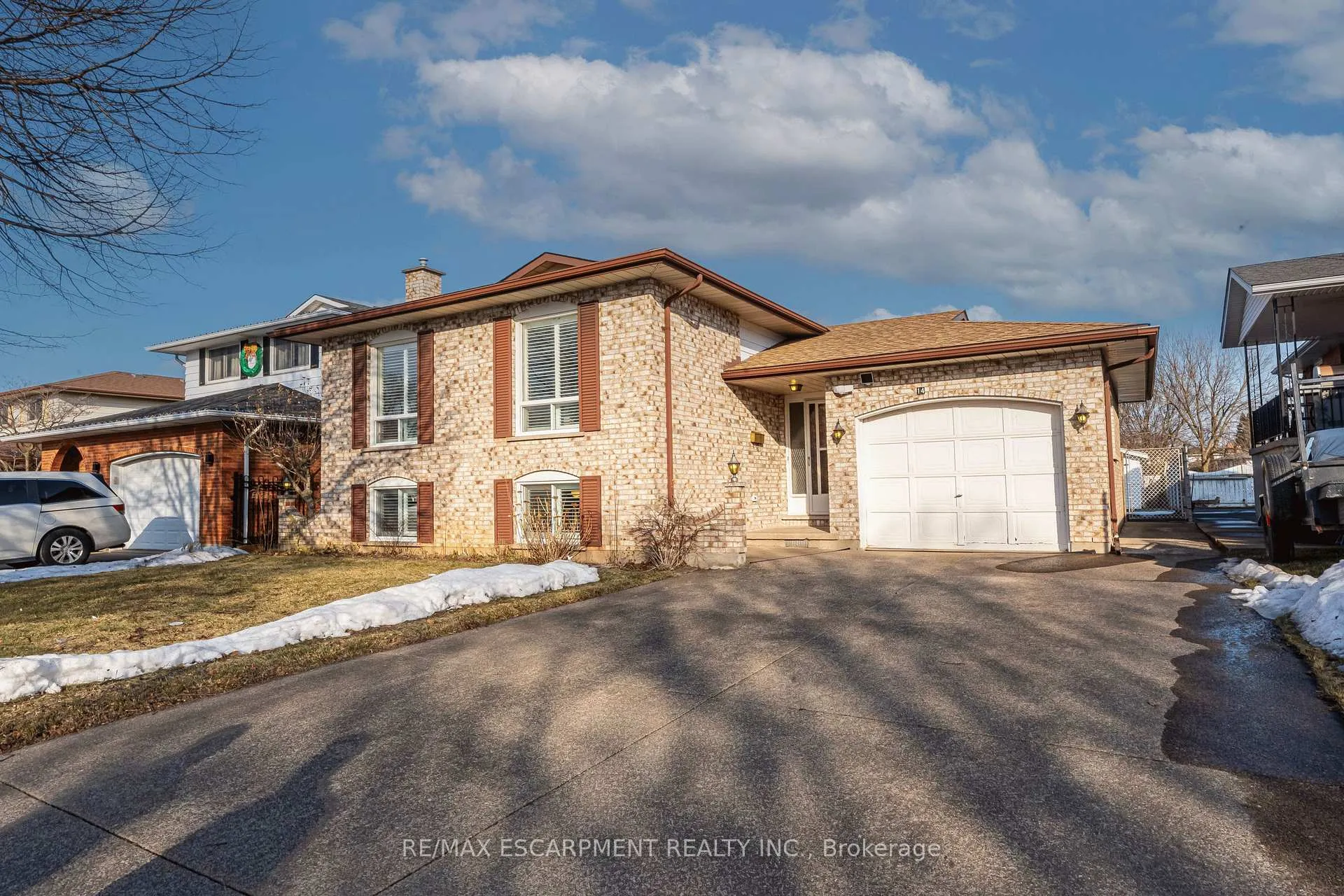 Photo 2 of 14 Eagleson Drive, St. Catharines, Carlton/Bunting — HOMEH