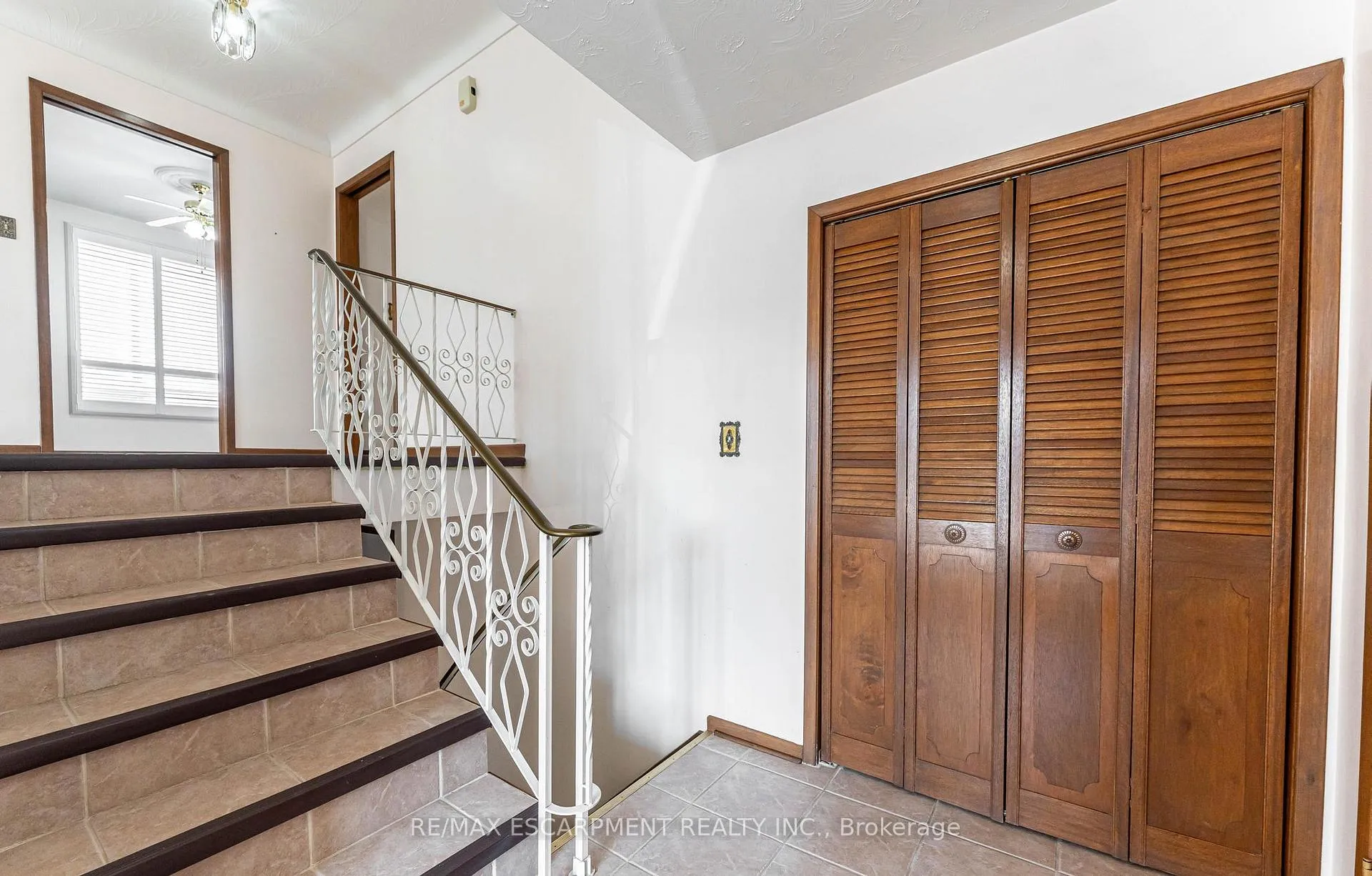 Photo 3 of 14 Eagleson Drive, St. Catharines, Carlton/Bunting — HOMEH