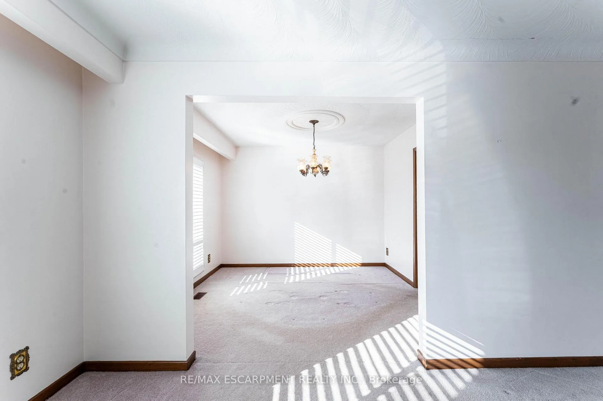 Photo 5 of 14 Eagleson Drive, St. Catharines, Carlton/Bunting — HOMEH