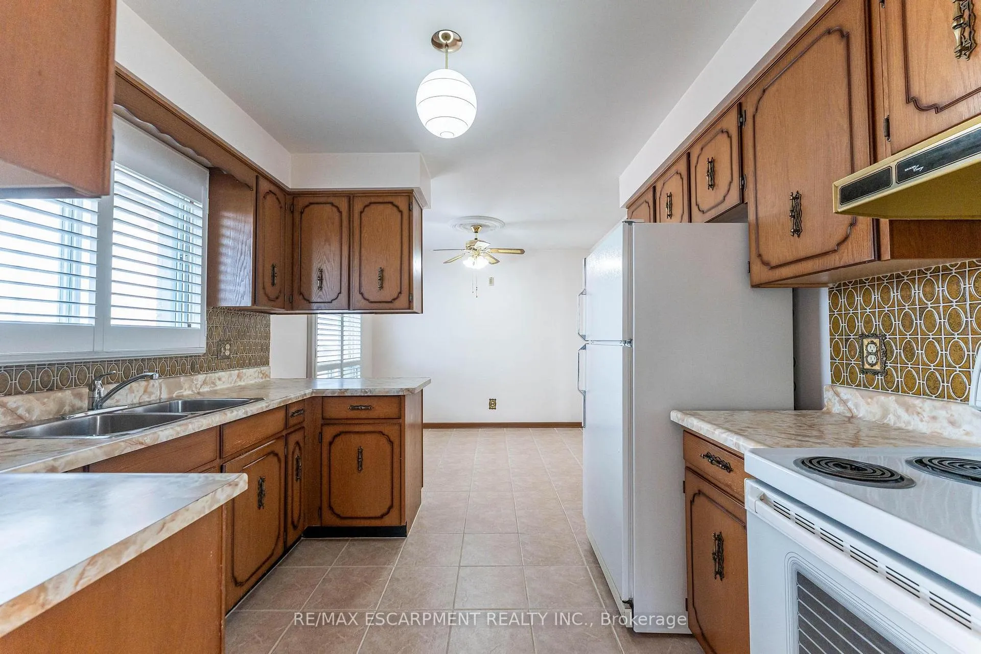 Photo 7 of 14 Eagleson Drive, St. Catharines, Carlton/Bunting — HOMEH