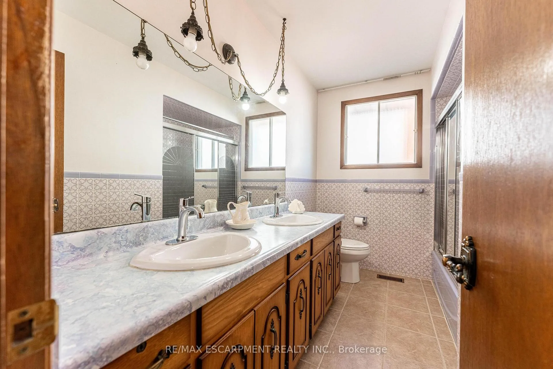Photo 10 of 14 Eagleson Drive, St. Catharines, Carlton/Bunting — HOMEH