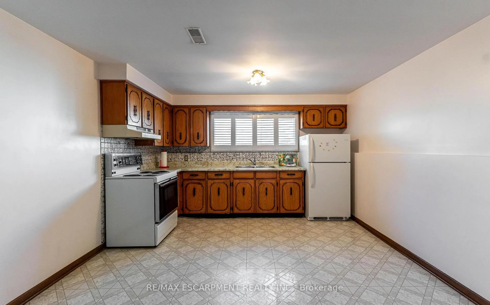 Photo 19 of 14 Eagleson Drive, St. Catharines, Carlton/Bunting — HOMEH