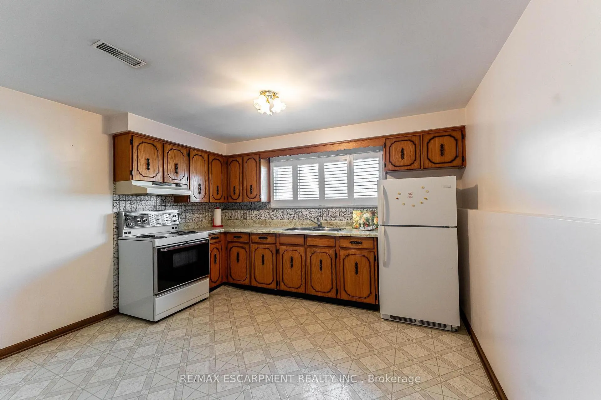 Photo 20 of 14 Eagleson Drive, St. Catharines, Carlton/Bunting — HOMEH