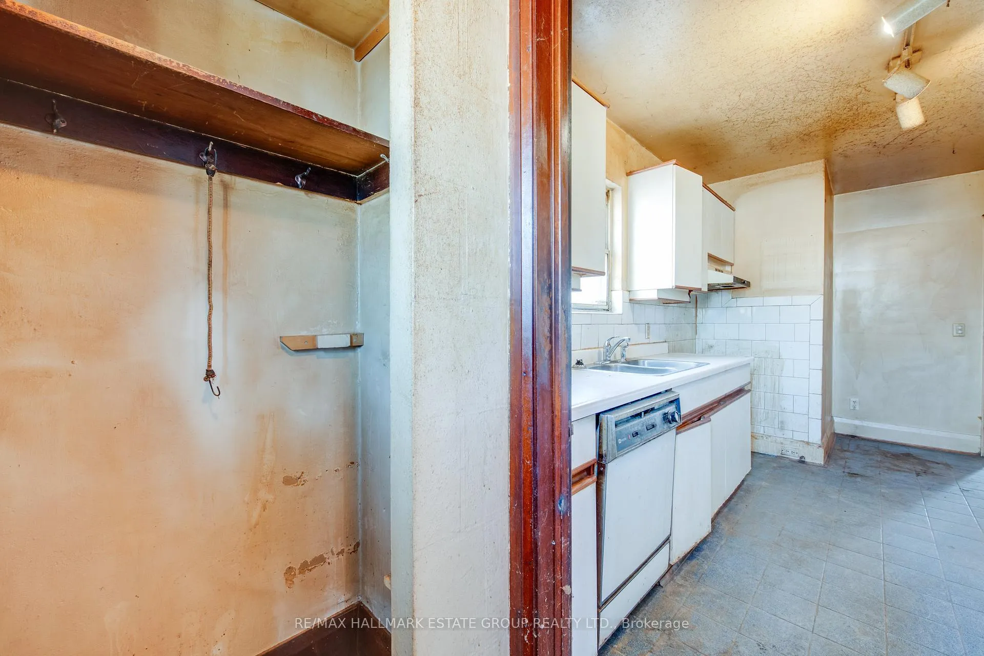 Photo 3 of 85 Kings Park Boulevard, Toronto, Danforth Village-East York — HOMEH