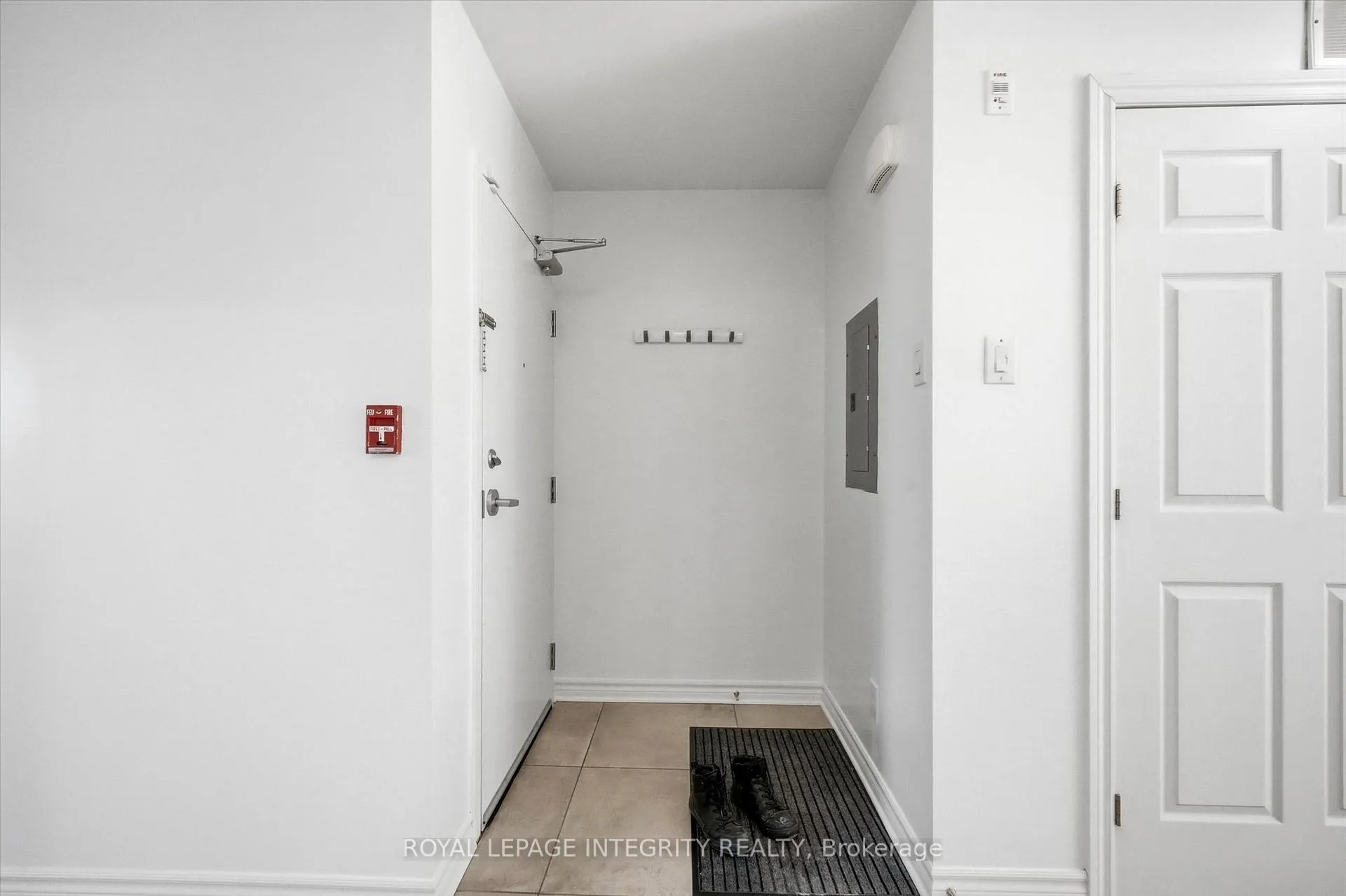 Photo 5 of Unit C, 849 Blackcomb Private, Ottawa, Elmvale Acres — HOMEH