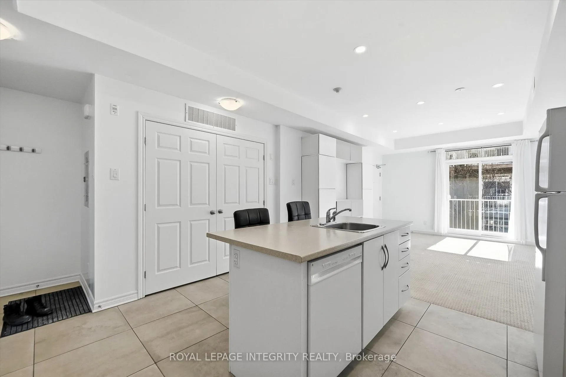 Photo 10 of Unit C, 849 Blackcomb Private, Ottawa, Elmvale Acres — HOMEH