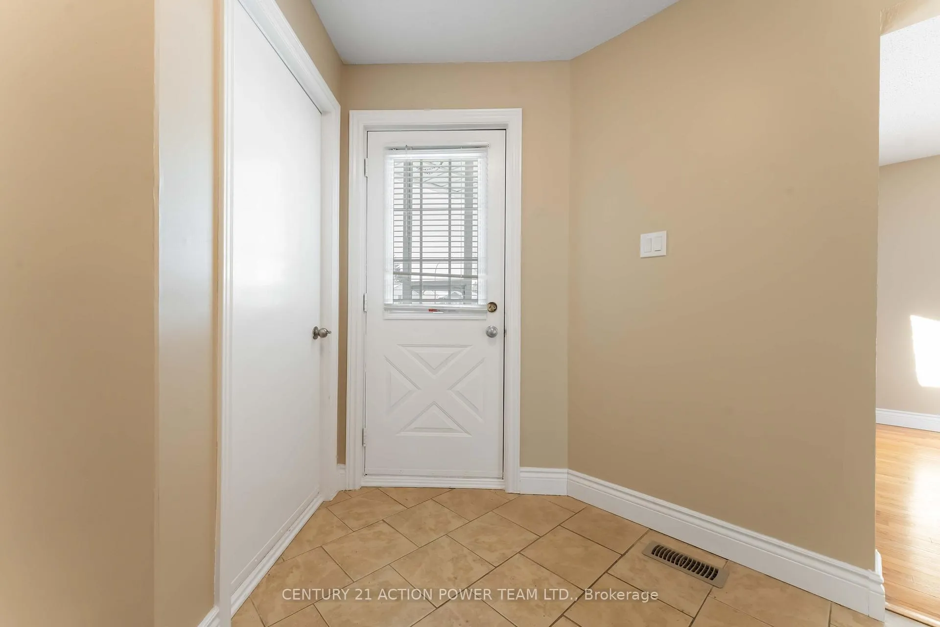 Photo 3 of Unit A, 1936 Longman Crescent, Ottawa, Chateauneuf — HOMEH
