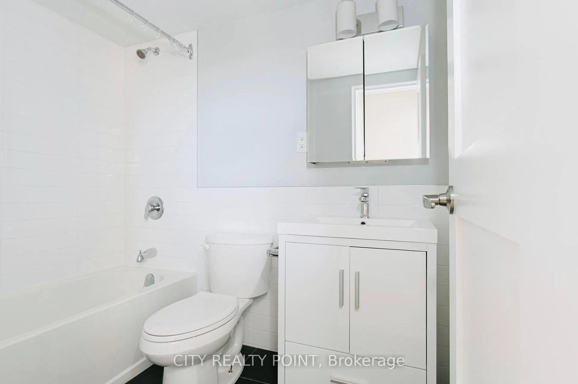 Photo 6 of Unit 704, 490 Eglinton Avenue E, Toronto, Mount Pleasant East — HOMEH