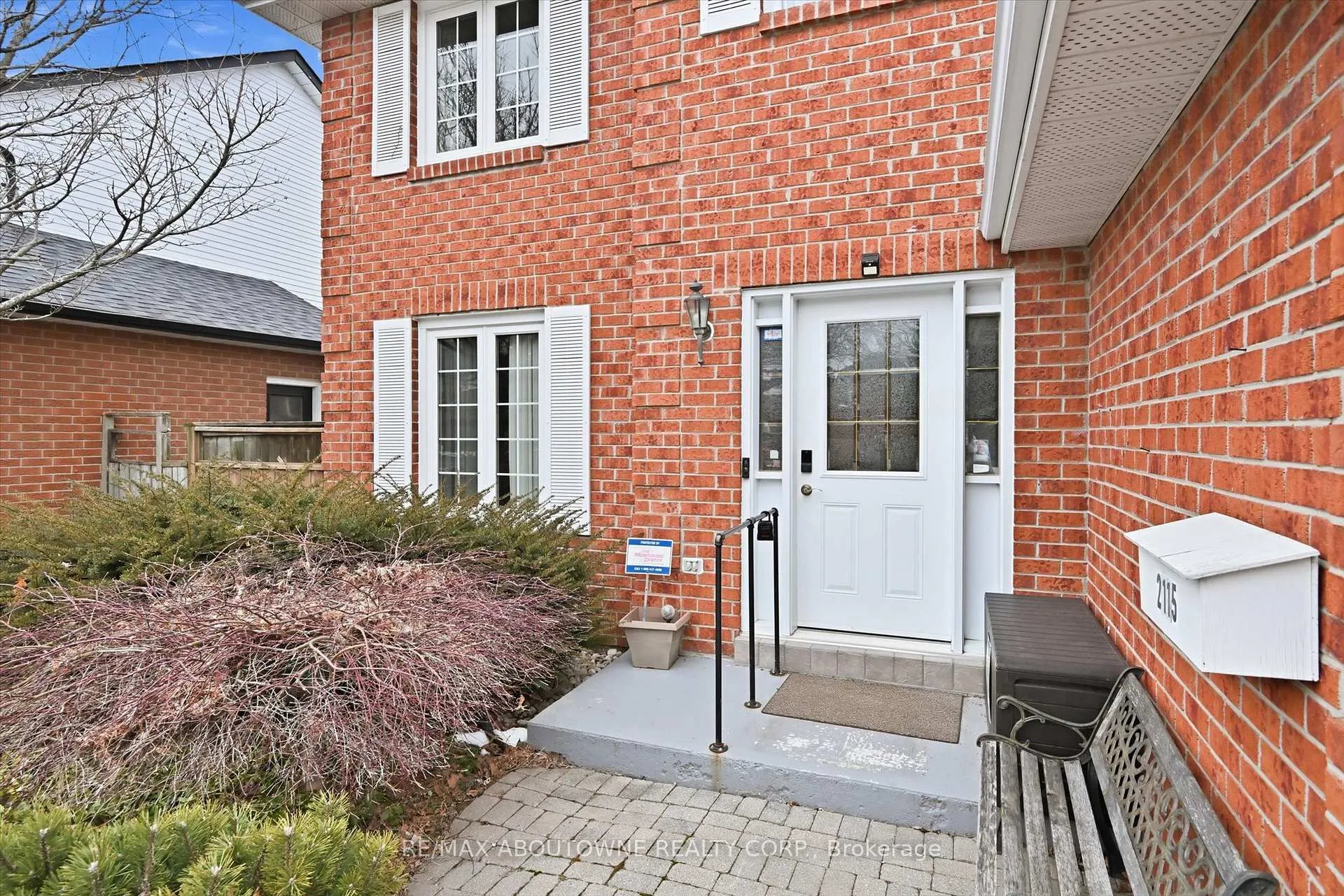 Photo 4 of 2115 Upland Drive, Burlington, Headon — HOMEH
