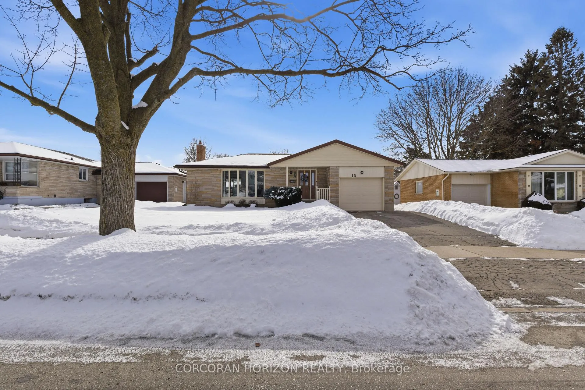 Photo 4 of 15 Confederation Drive, Kitchener — HOMEH
