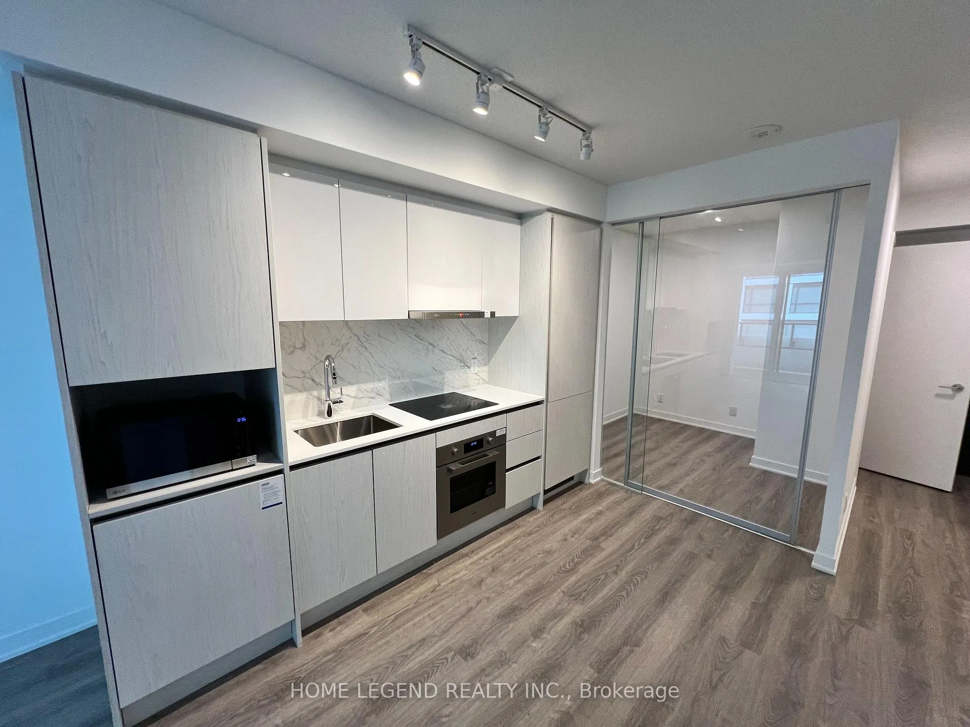 Photo 4 of Unit 810, 180 Front Street E, Toronto, Moss Park — HOMEH