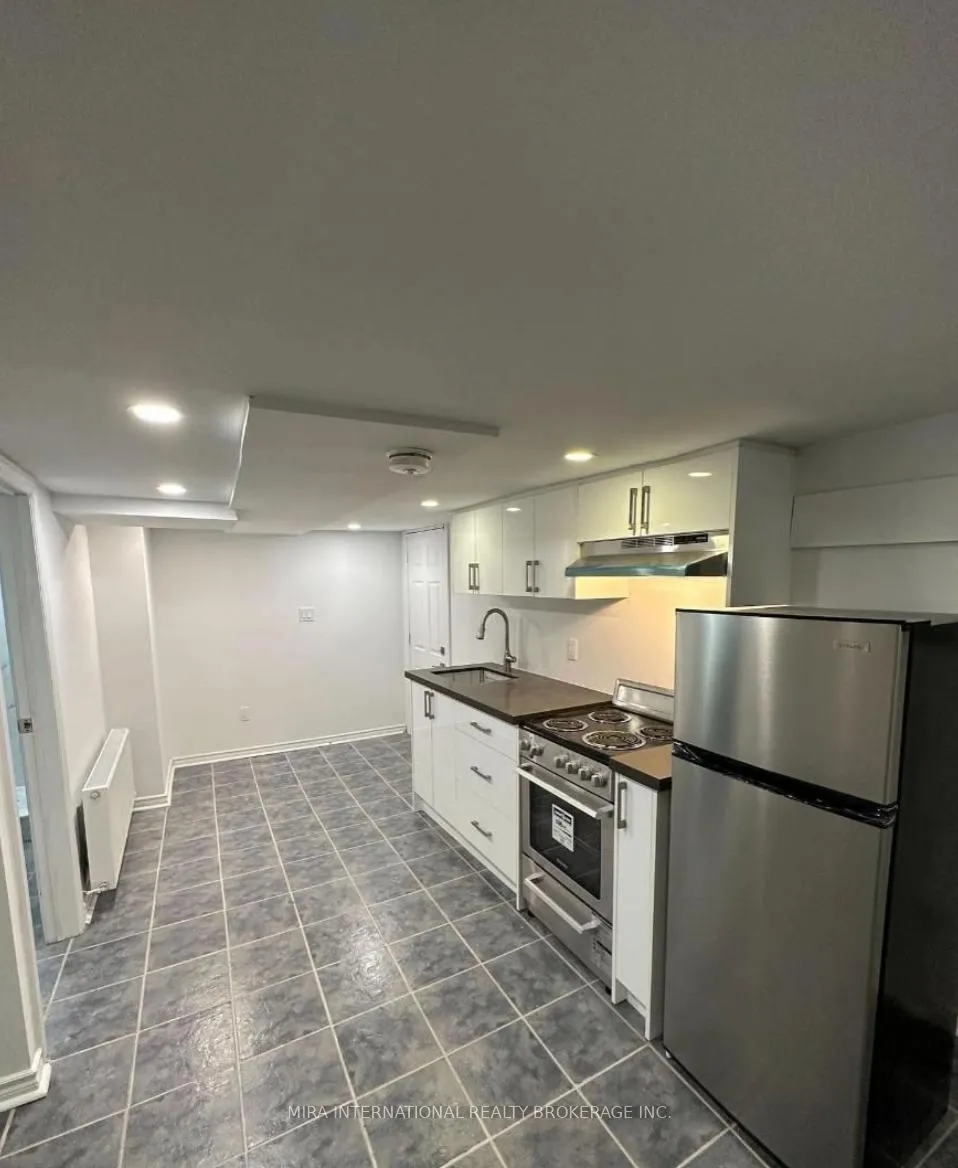 Front of Unit B1, 414 Dundas Street E