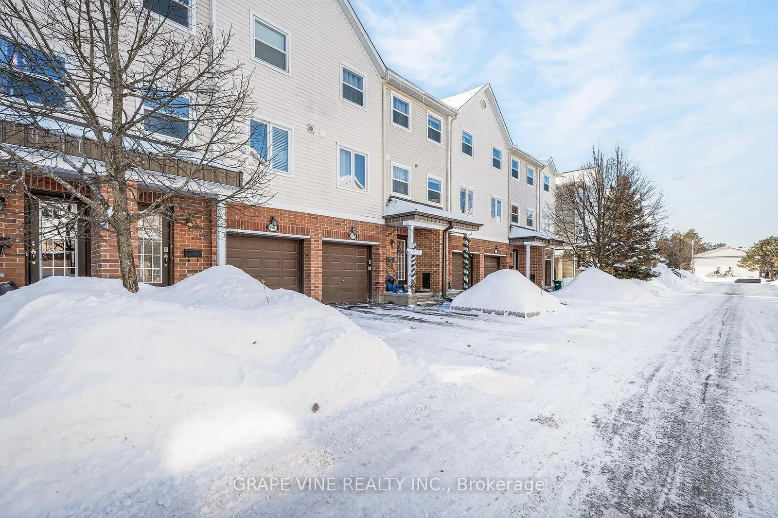 Photo 2 of 750 Sanibel Private, Ottawa, Westcliffe Estates — HOMEH
