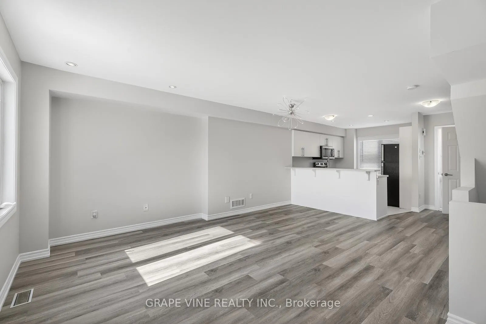 Photo 8 of 750 Sanibel Private, Ottawa, Westcliffe Estates — HOMEH