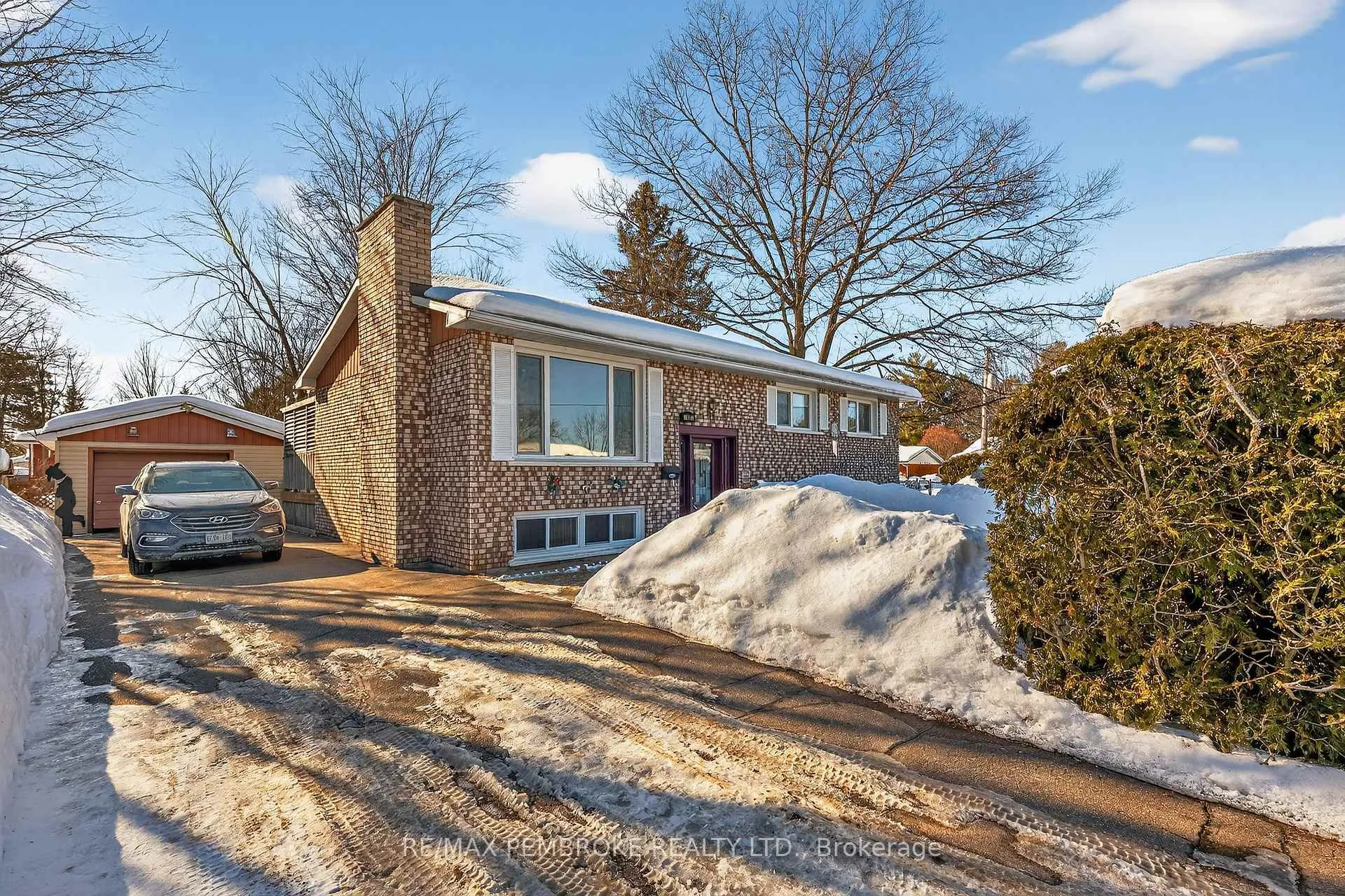 Photo 2 of 17 Roy Street, Petawawa — HOMEH