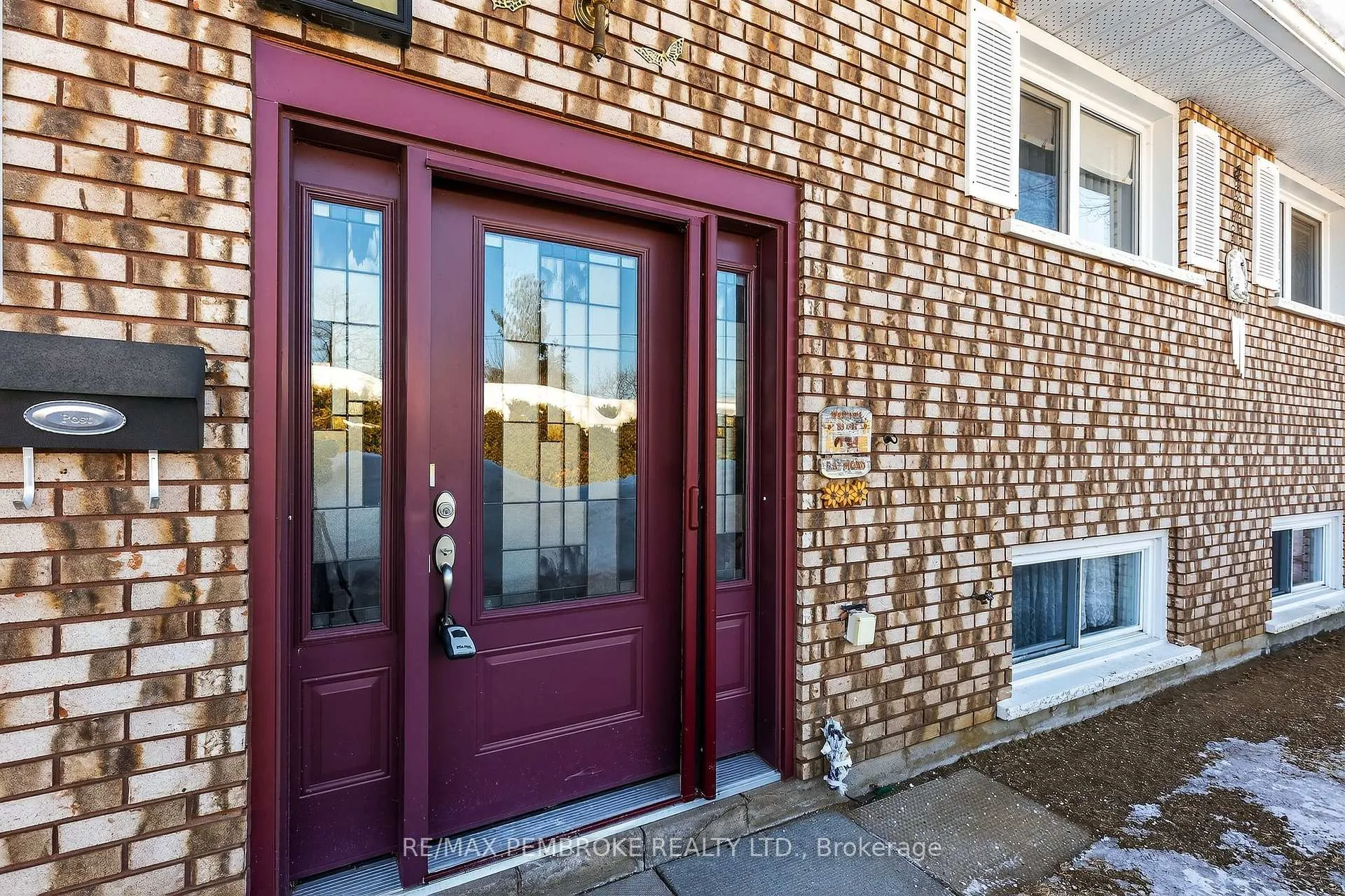Photo 3 of 17 Roy Street, Petawawa — HOMEH