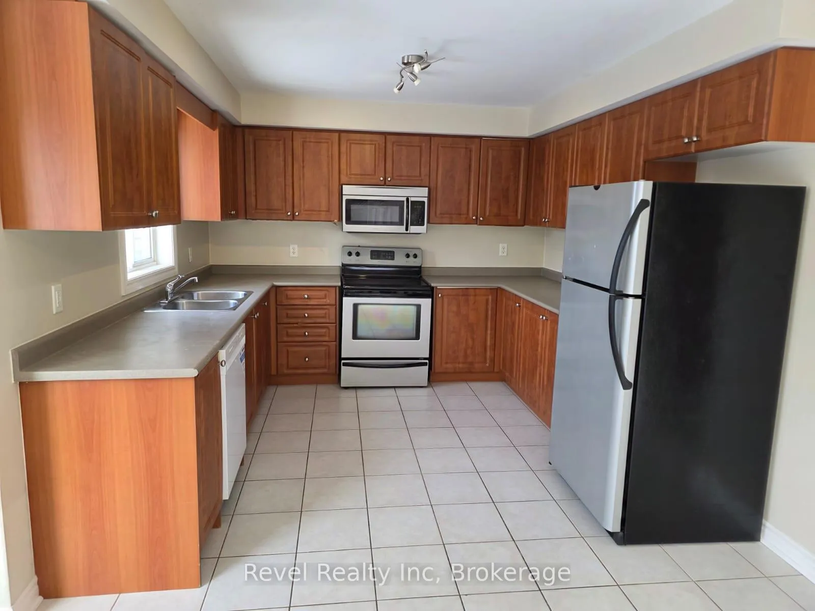 Photo 2 of 1026 Whitney Crescent, Midland — HOMEH