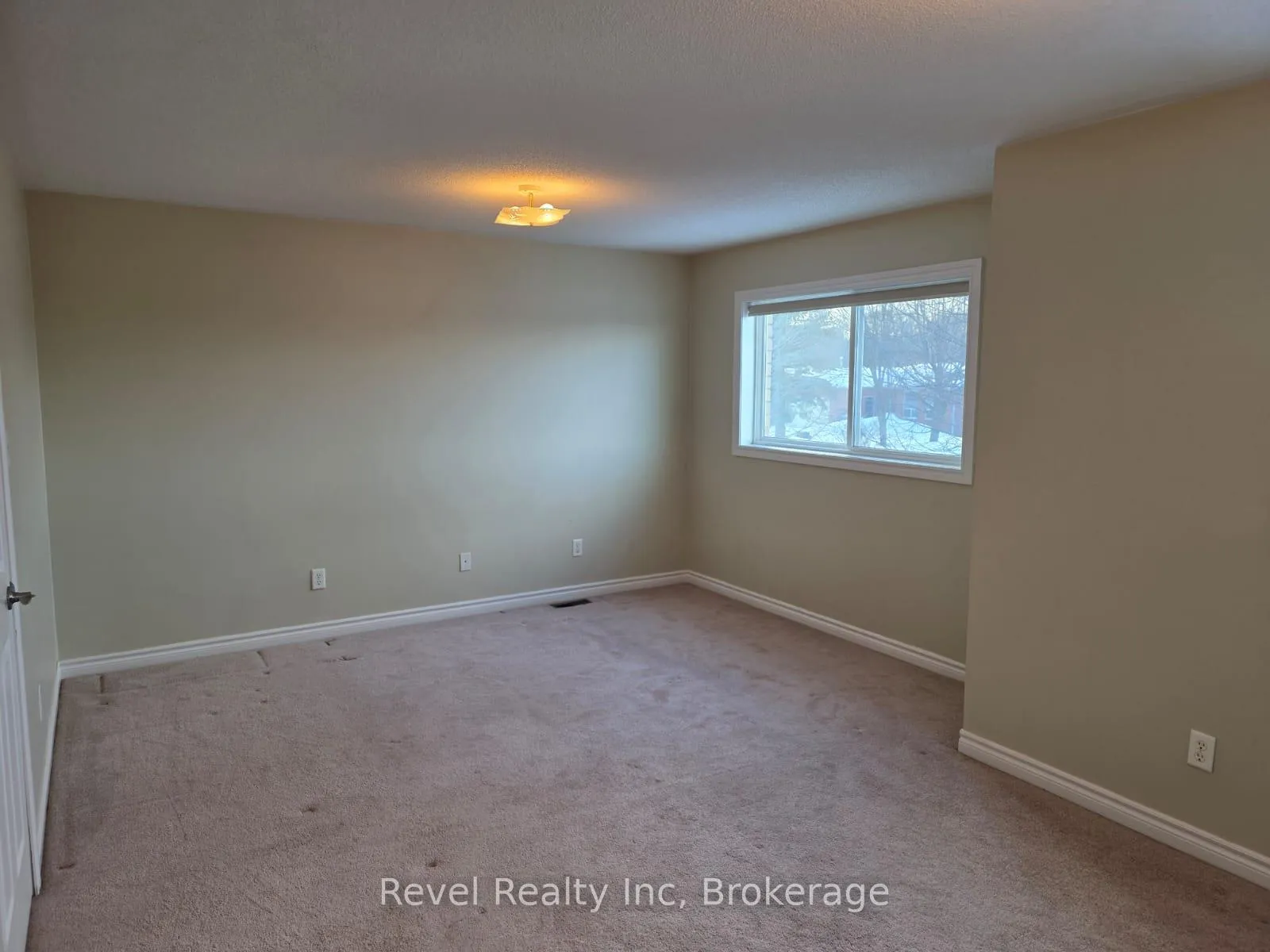 Photo 4 of 1026 Whitney Crescent, Midland — HOMEH