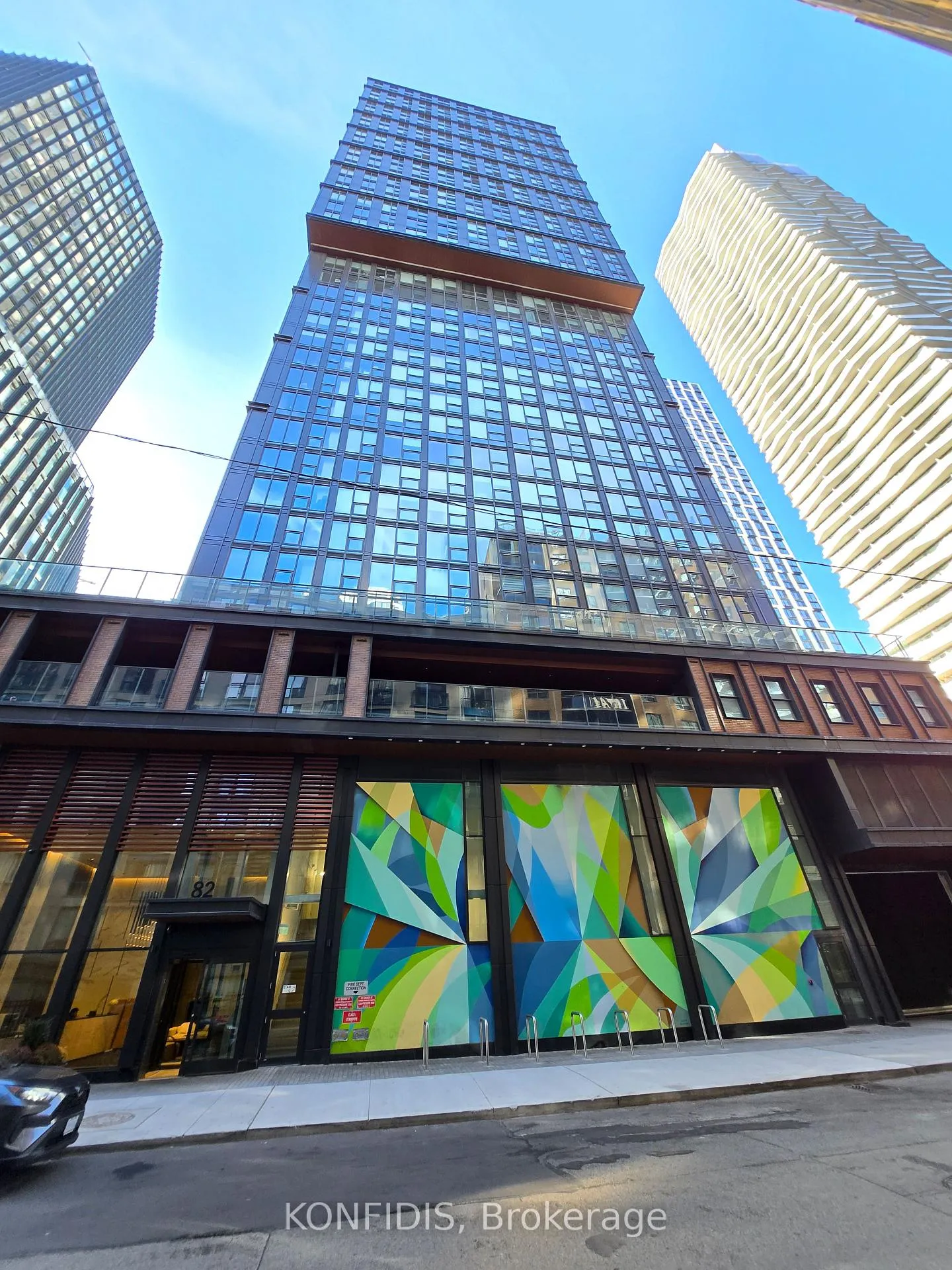 Front of Unit 1510, 82 Dalhousie Street