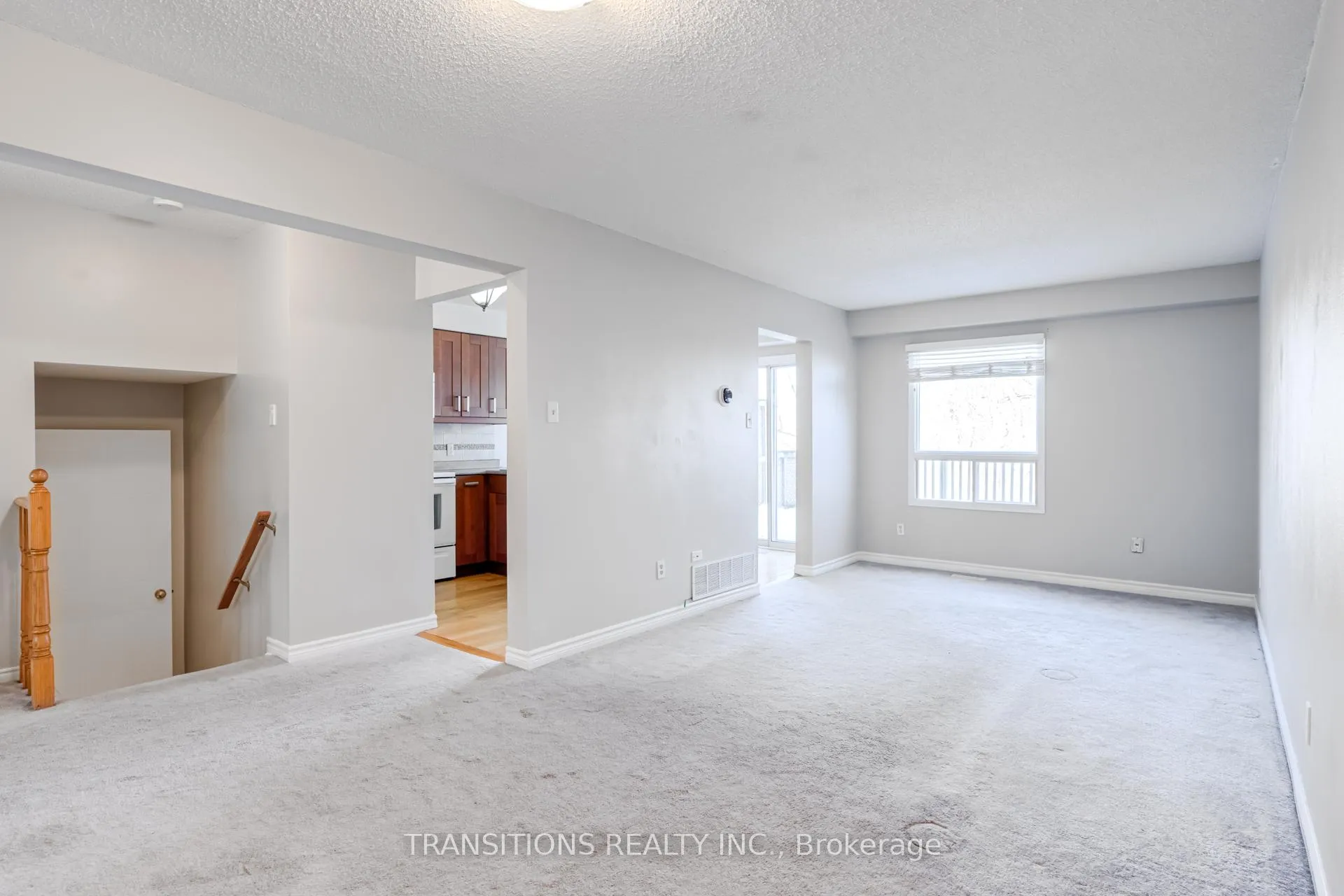 Photo 5 of 37 Galbraith Court, Clarington, Bowmanville — HOMEH