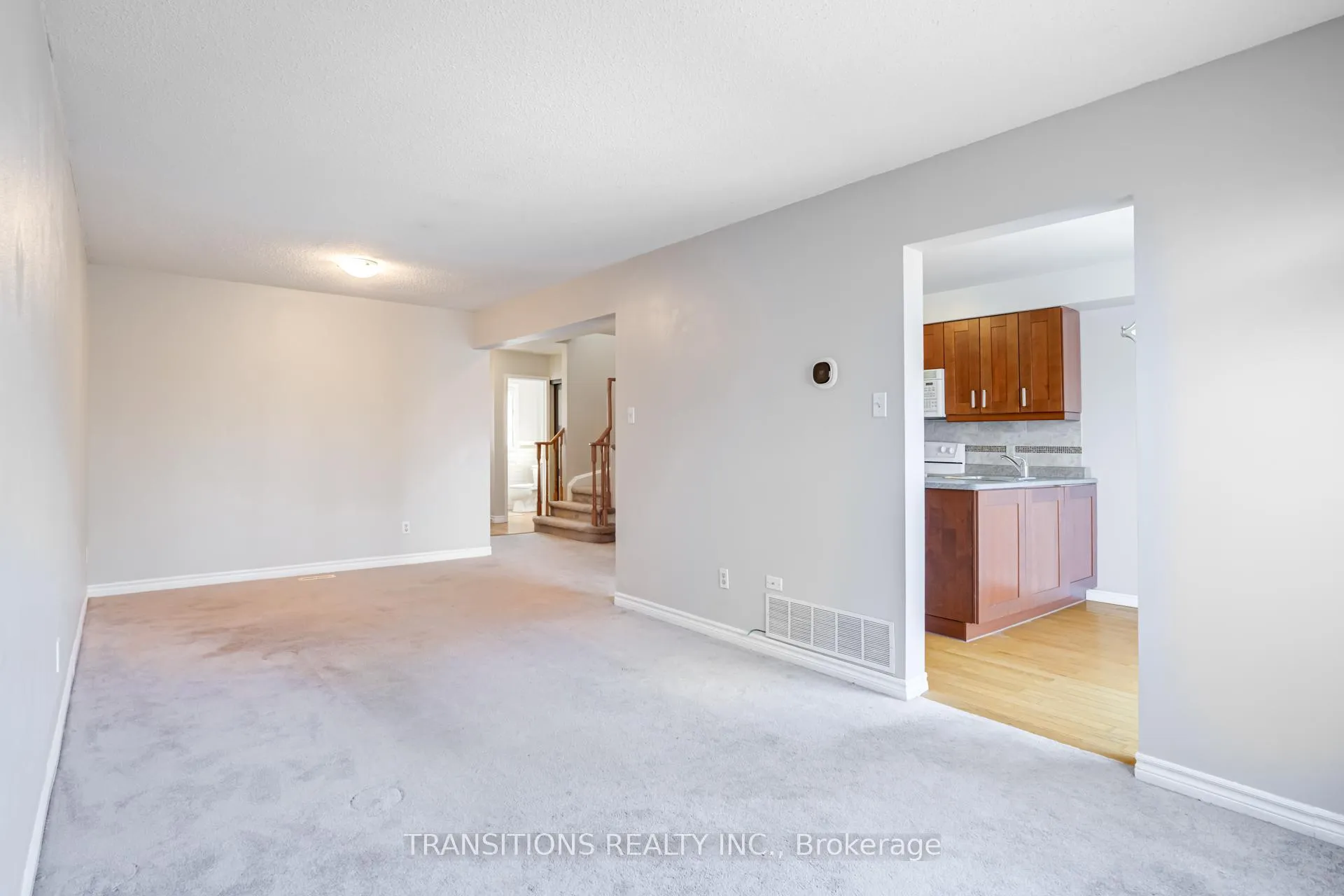 Photo 6 of 37 Galbraith Court, Clarington, Bowmanville — HOMEH