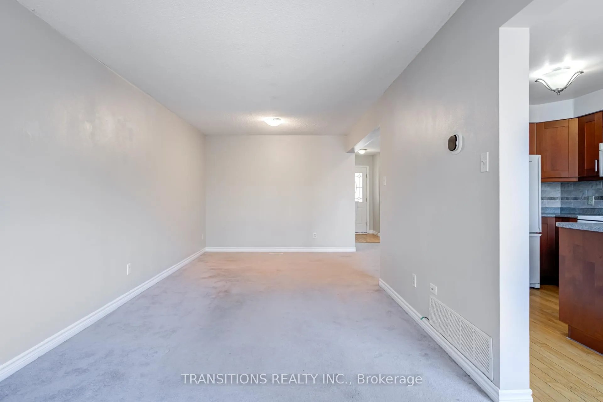 Photo 8 of 37 Galbraith Court, Clarington, Bowmanville — HOMEH