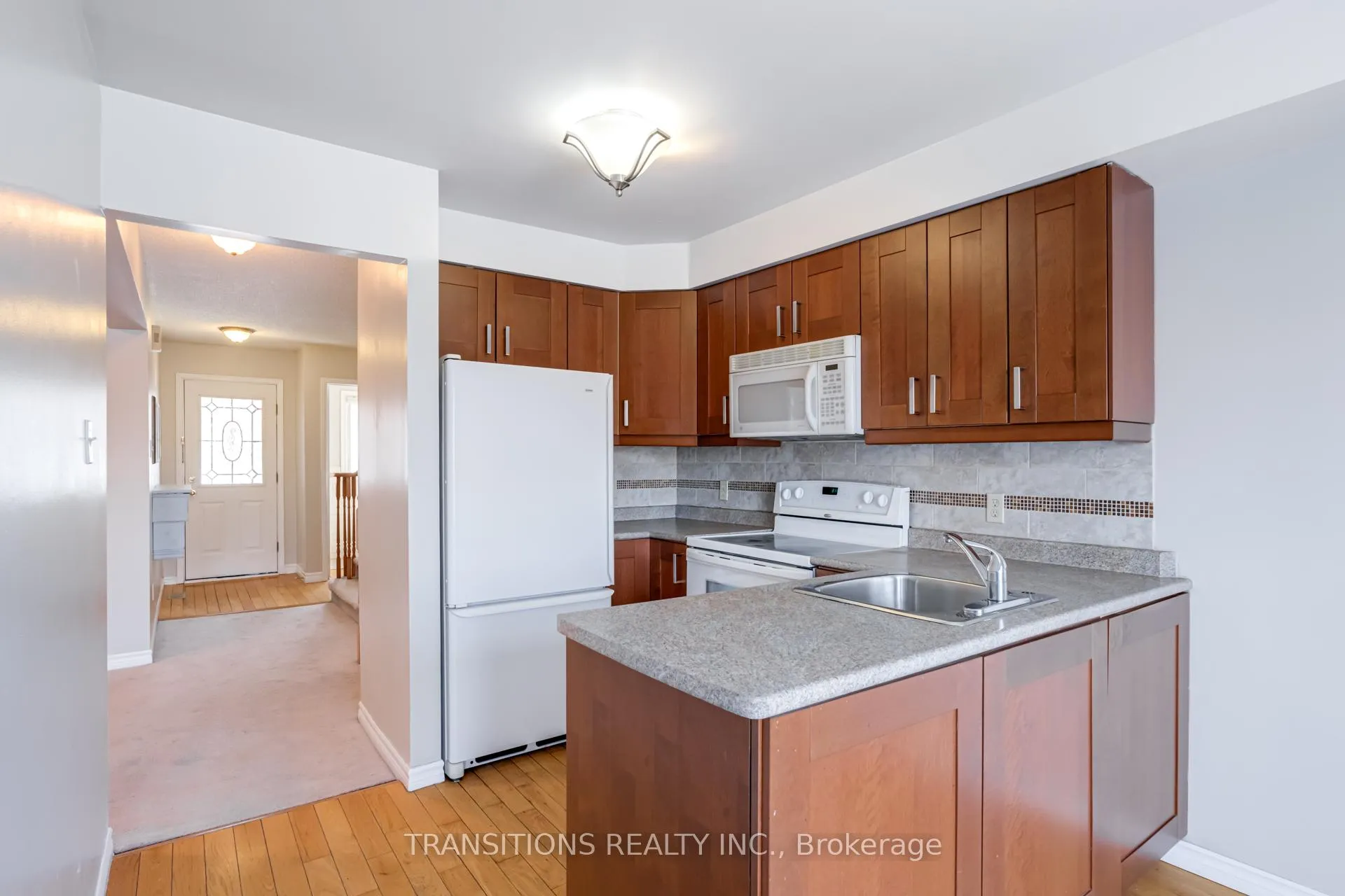 Photo 9 of 37 Galbraith Court, Clarington, Bowmanville — HOMEH