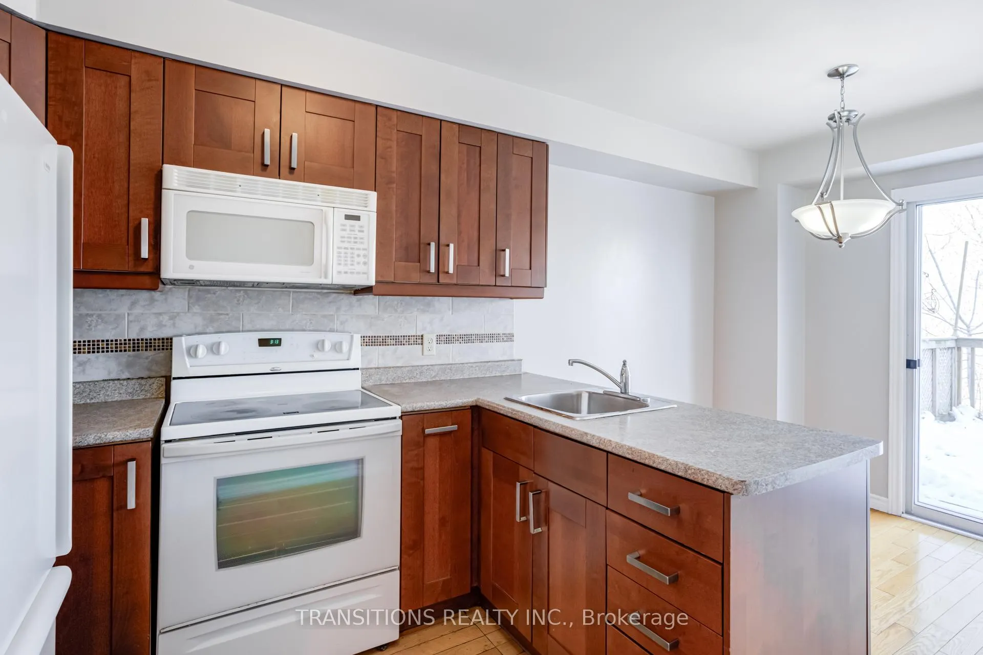 Photo 10 of 37 Galbraith Court, Clarington, Bowmanville — HOMEH