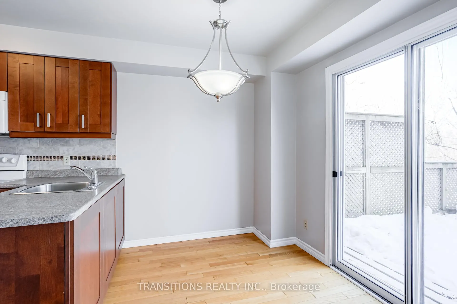 Photo 11 of 37 Galbraith Court, Clarington, Bowmanville — HOMEH