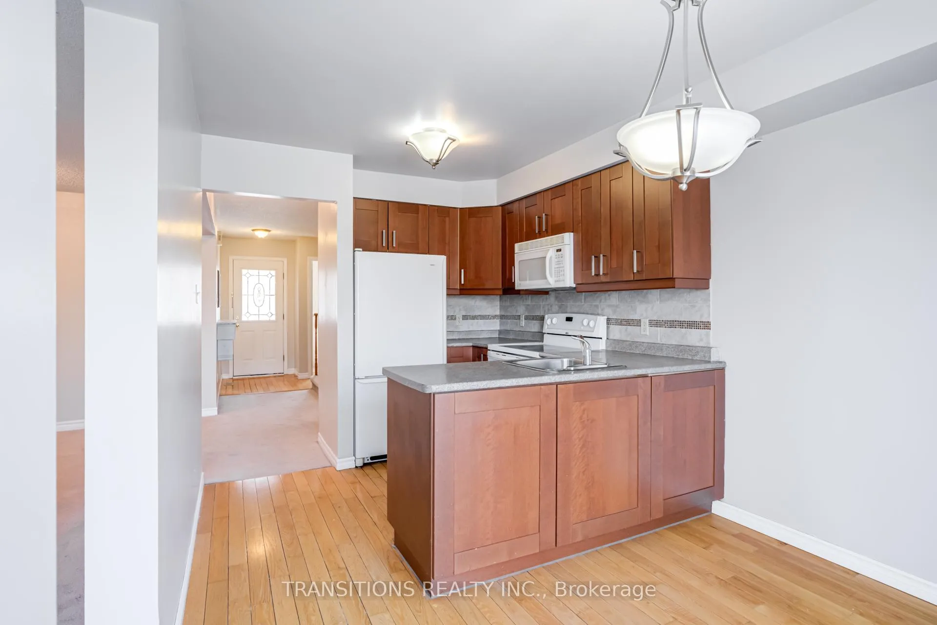 Photo 12 of 37 Galbraith Court, Clarington, Bowmanville — HOMEH
