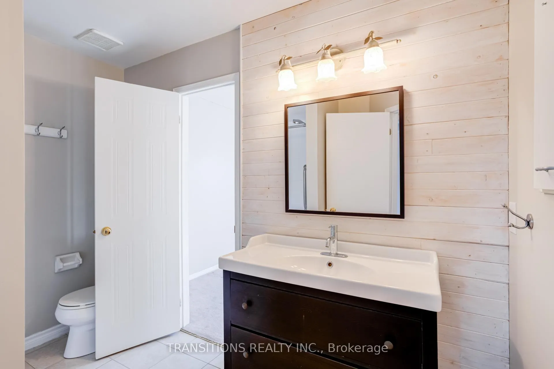 Photo 17 of 37 Galbraith Court, Clarington, Bowmanville — HOMEH