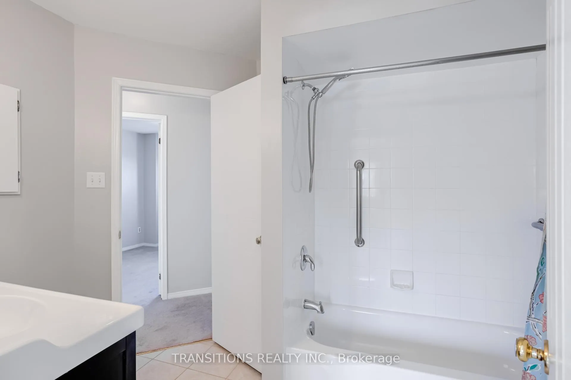 Photo 18 of 37 Galbraith Court, Clarington, Bowmanville — HOMEH