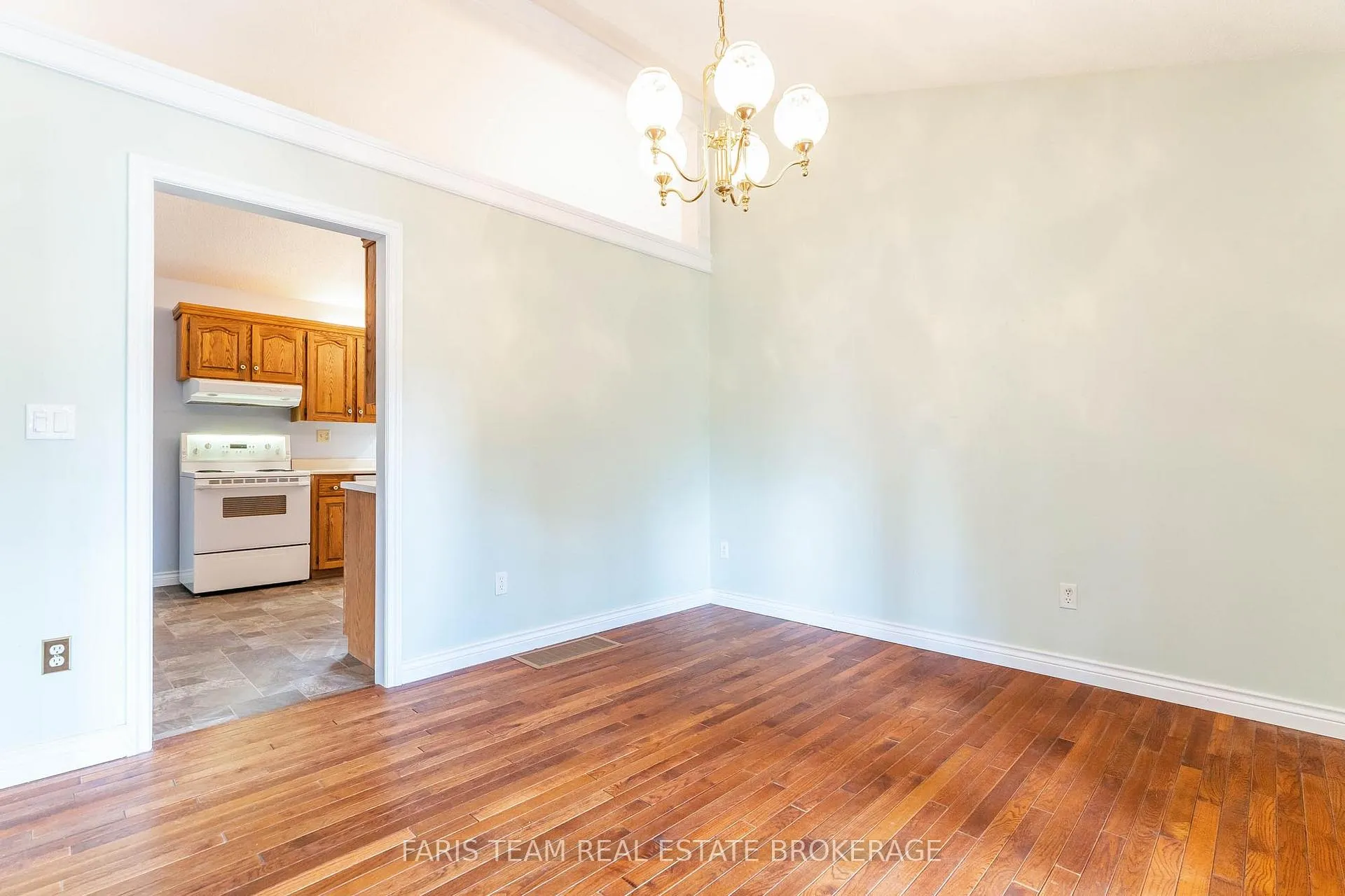 Photo 14 of 53 Maple Drive, Orillia — HOMEH