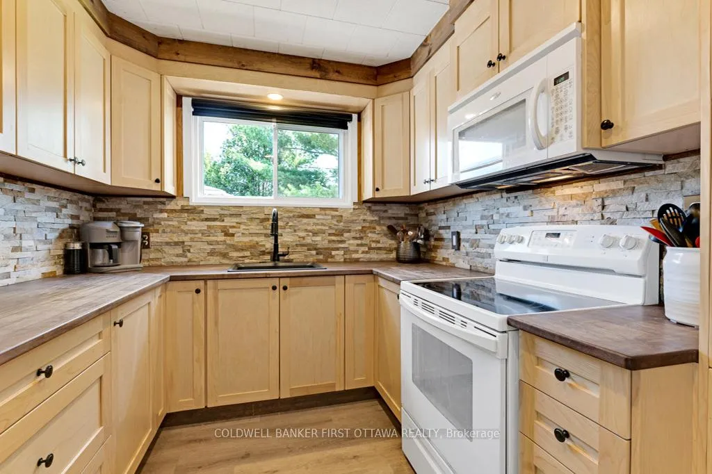 Photo 20 of 889 Jones Point Road, Tay Valley, Bathurst/Burgess & Sherbrooke (North Burgess) Twp — HOMEH
