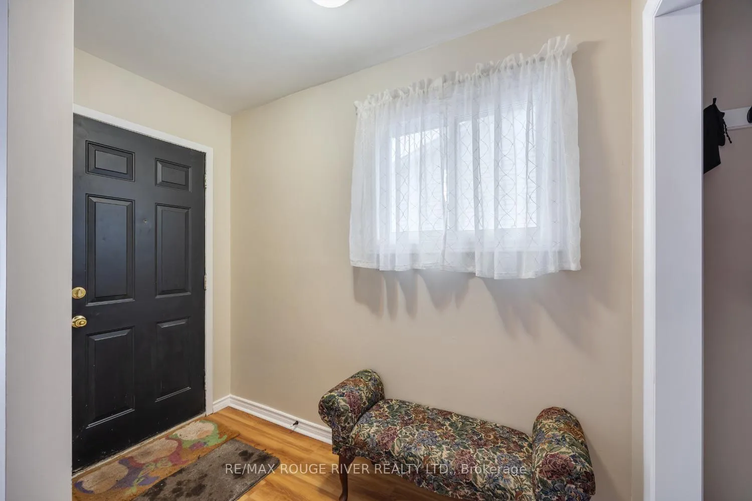 Photo 4 of 158 Castlebar Crescent, Oshawa, Vanier — HOMEH