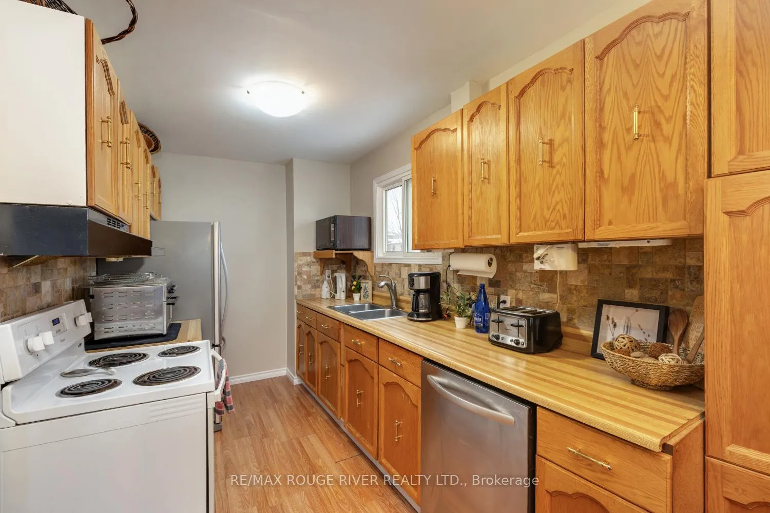 Photo 12 of 158 Castlebar Crescent, Oshawa, Vanier — HOMEH