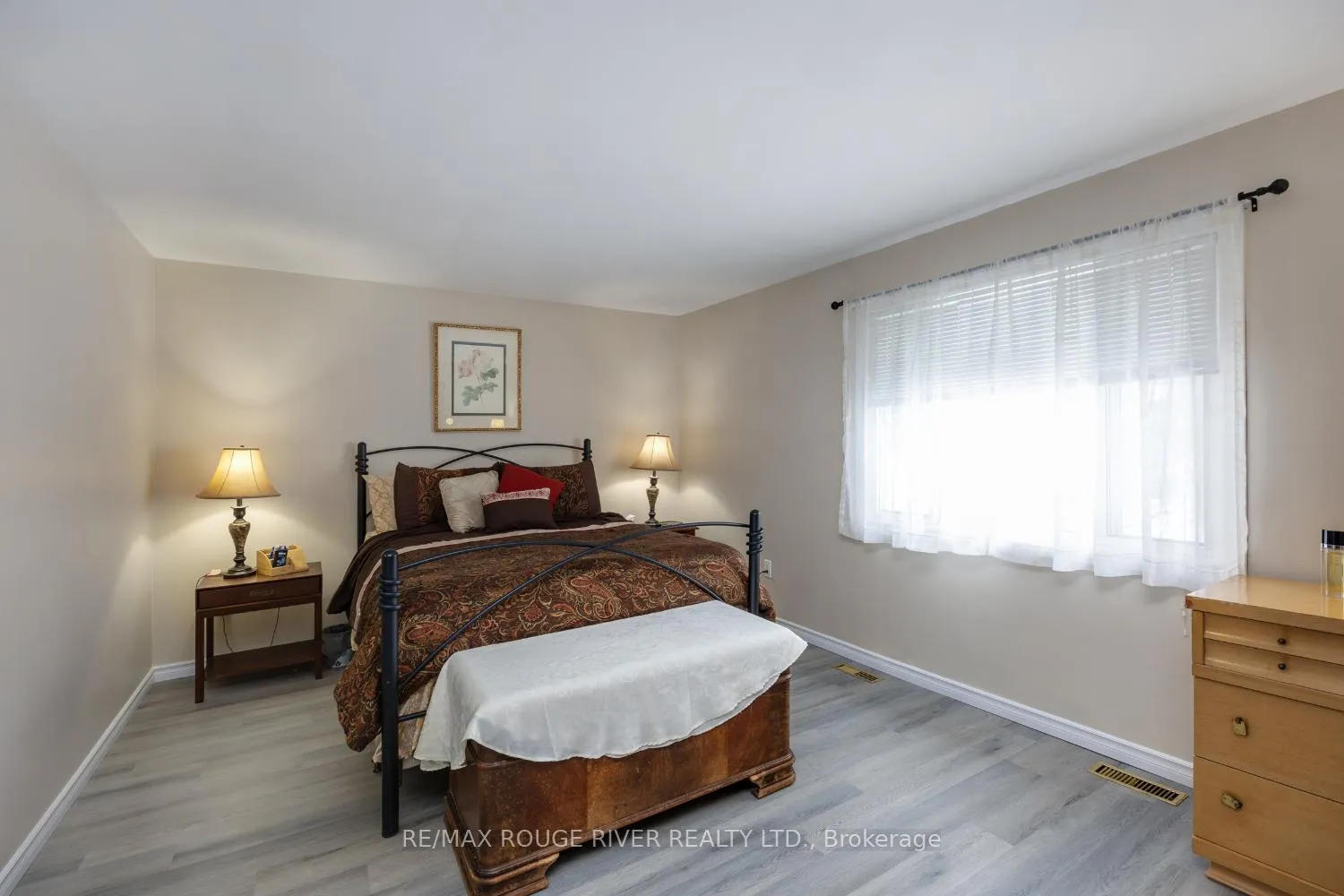 Photo 21 of 158 Castlebar Crescent, Oshawa, Vanier — HOMEH