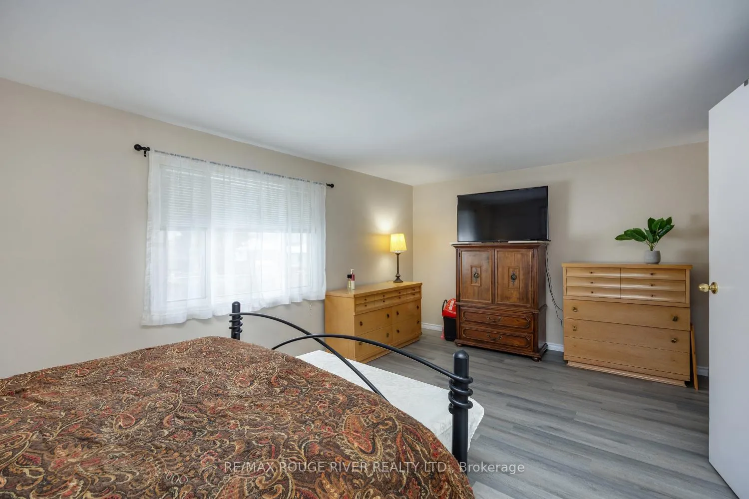Photo 23 of 158 Castlebar Crescent, Oshawa, Vanier — HOMEH