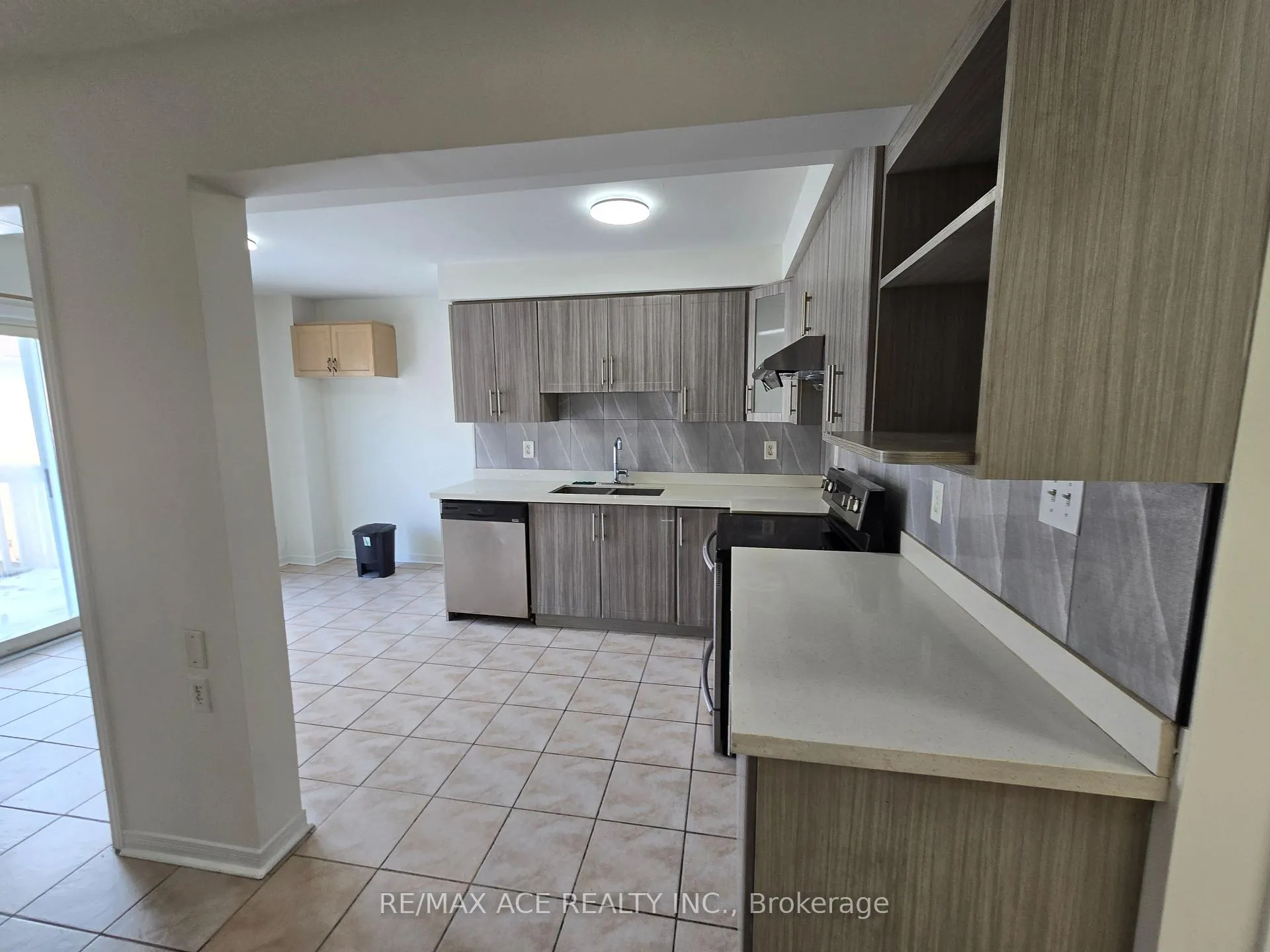 Photo 5 of 52 Domenico Crescent, Brampton, Bram East — HOMEH