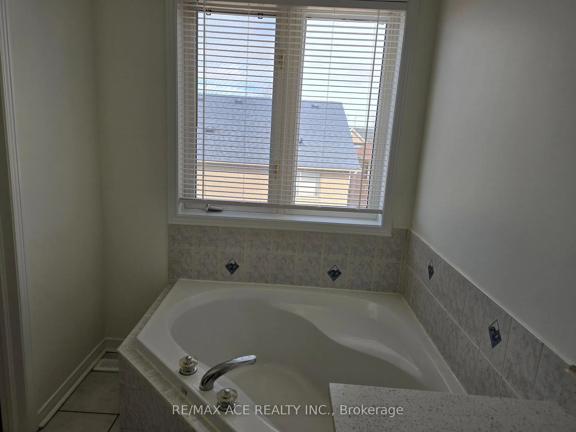 Photo 18 of 52 Domenico Crescent, Brampton, Bram East — HOMEH