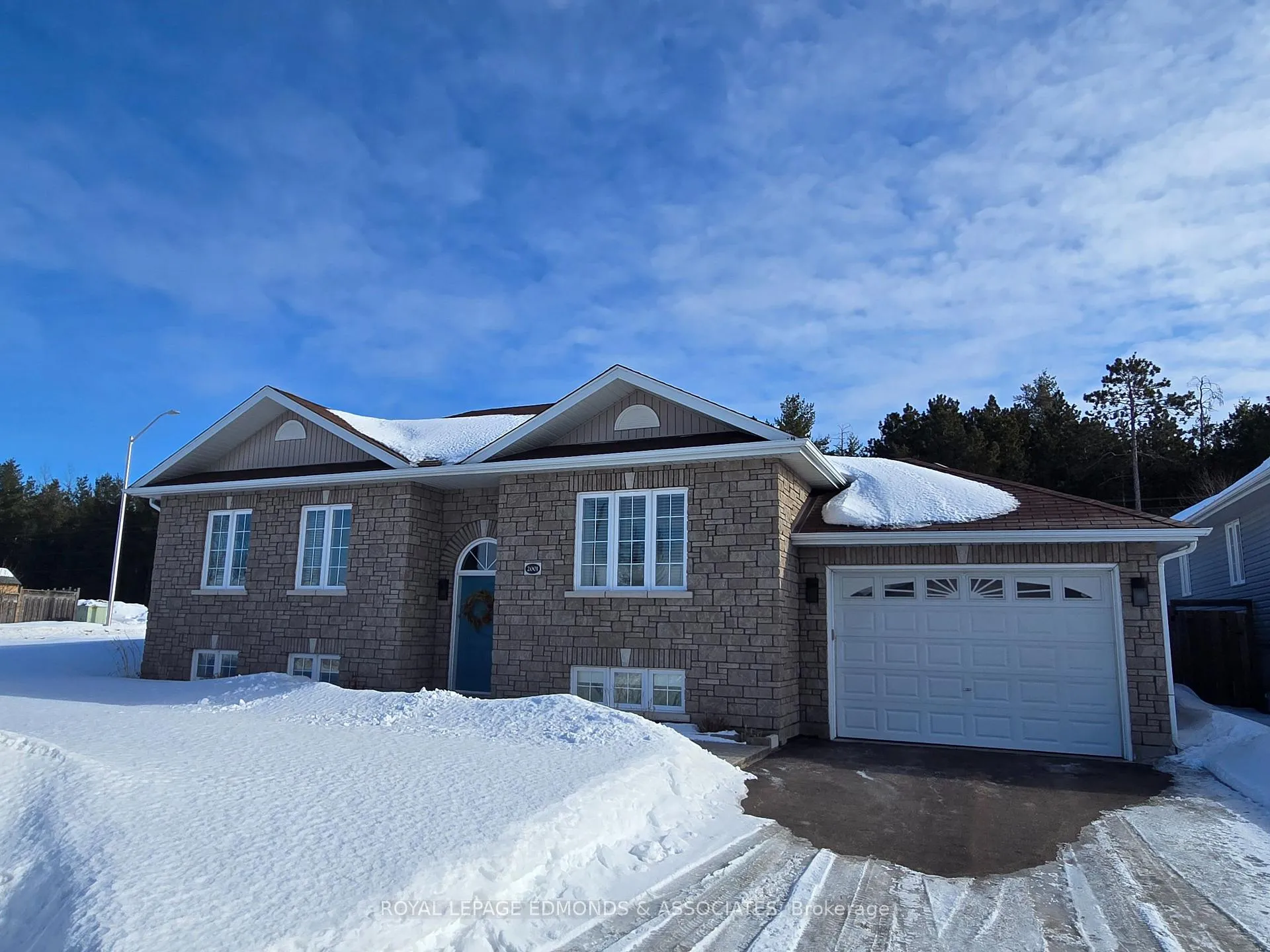 Photo 2 of 2001 Sandstone Crescent, Petawawa — HOMEH