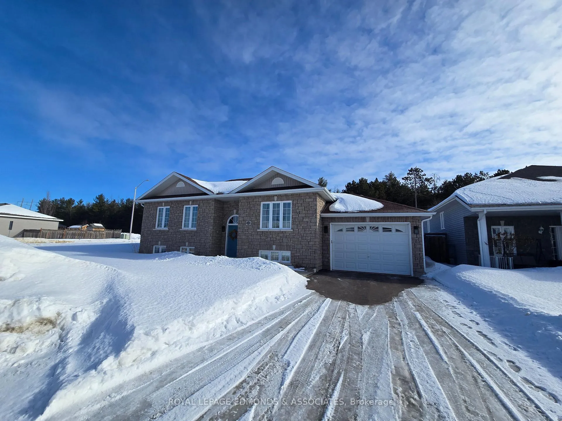 Photo 3 of 2001 Sandstone Crescent, Petawawa — HOMEH