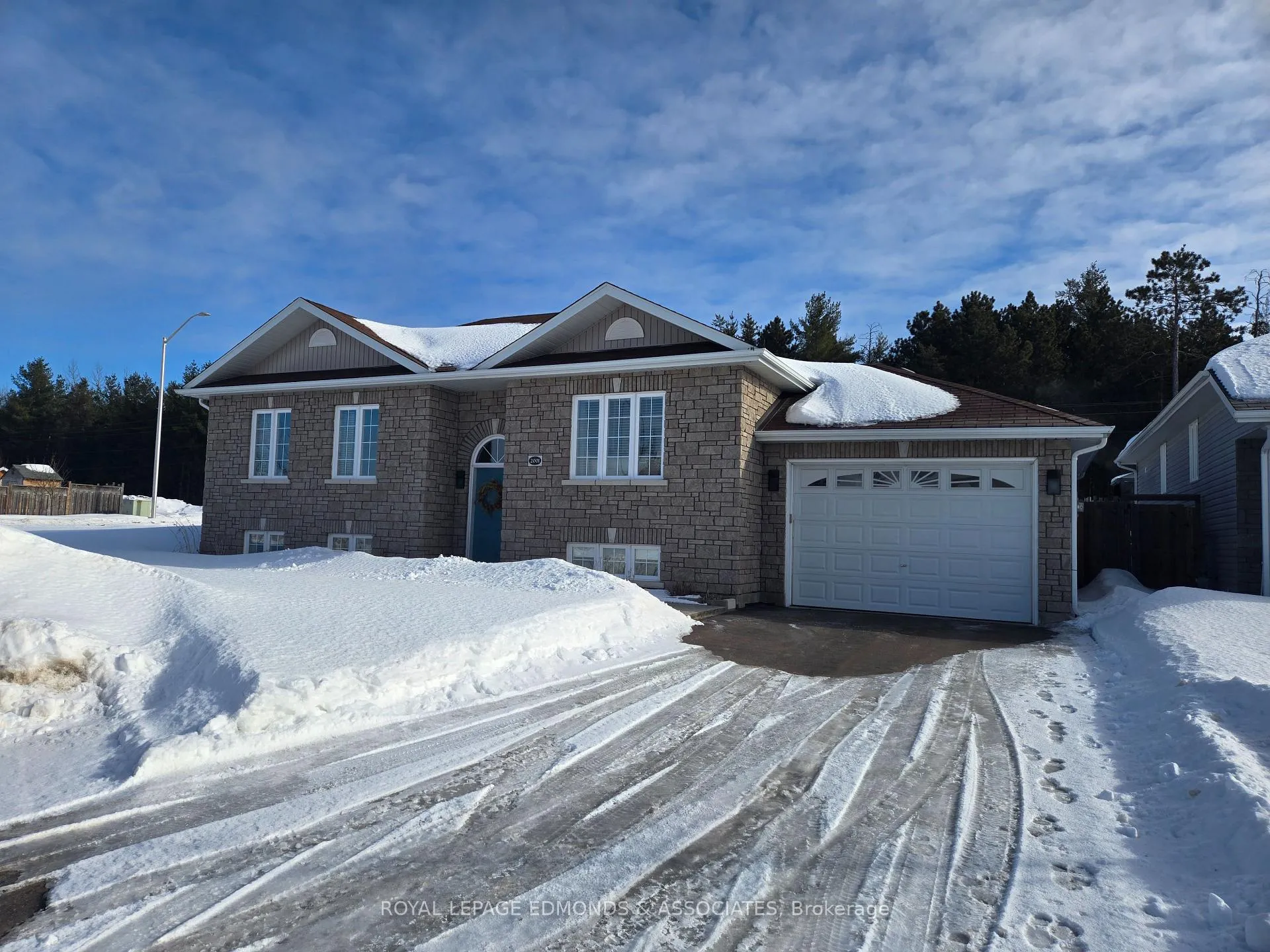Photo 4 of 2001 Sandstone Crescent, Petawawa — HOMEH