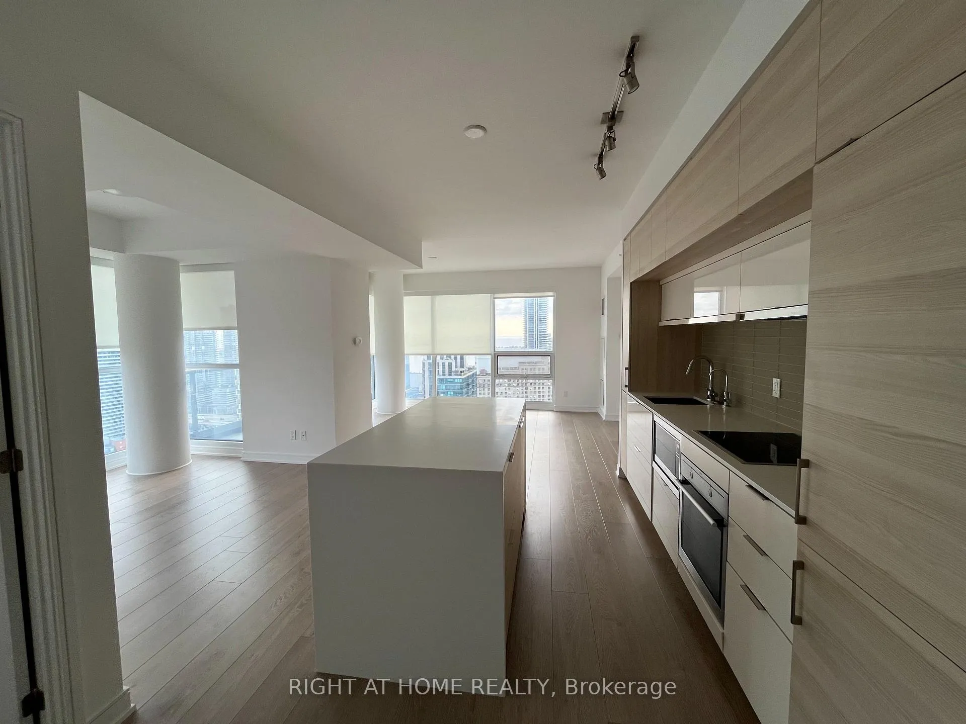 Photo 4 of Unit 3307, 88 Scott Street, Toronto, Church-Yonge Corridor — HOMEH