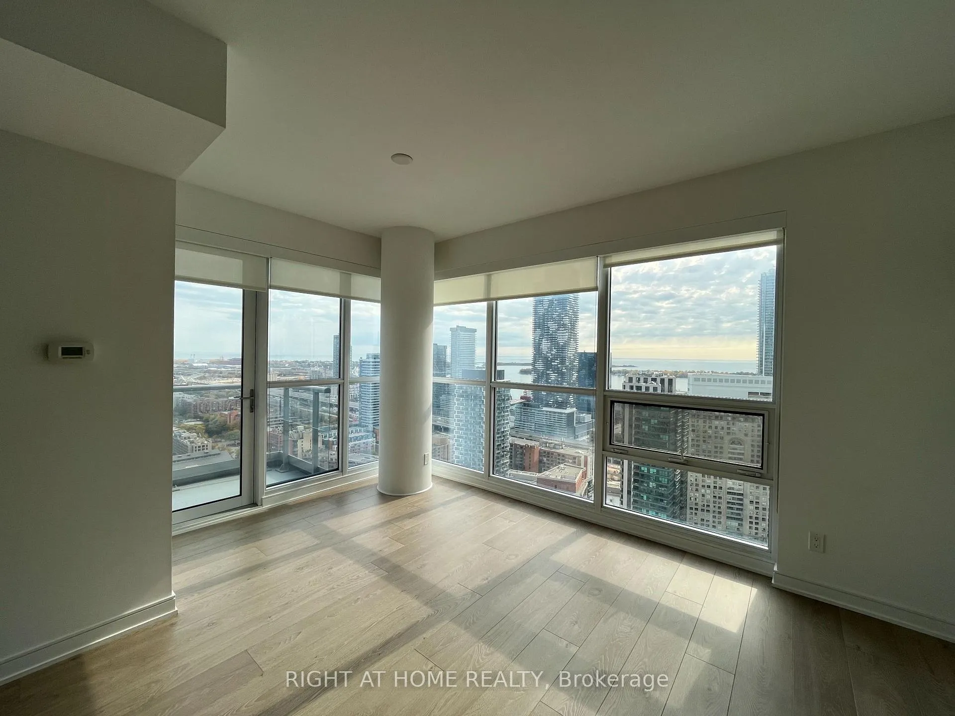 Photo 5 of Unit 3307, 88 Scott Street, Toronto, Church-Yonge Corridor — HOMEH