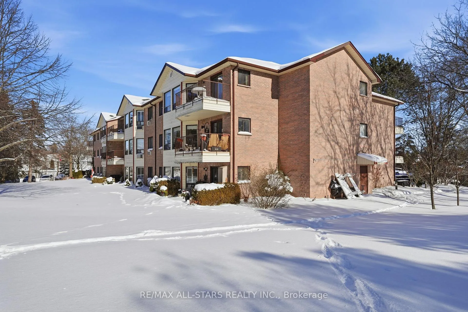 Photo 2 of Unit 301, 111 Grew Boulevard, Georgina, Sutton & Jackson's Point — HOMEH