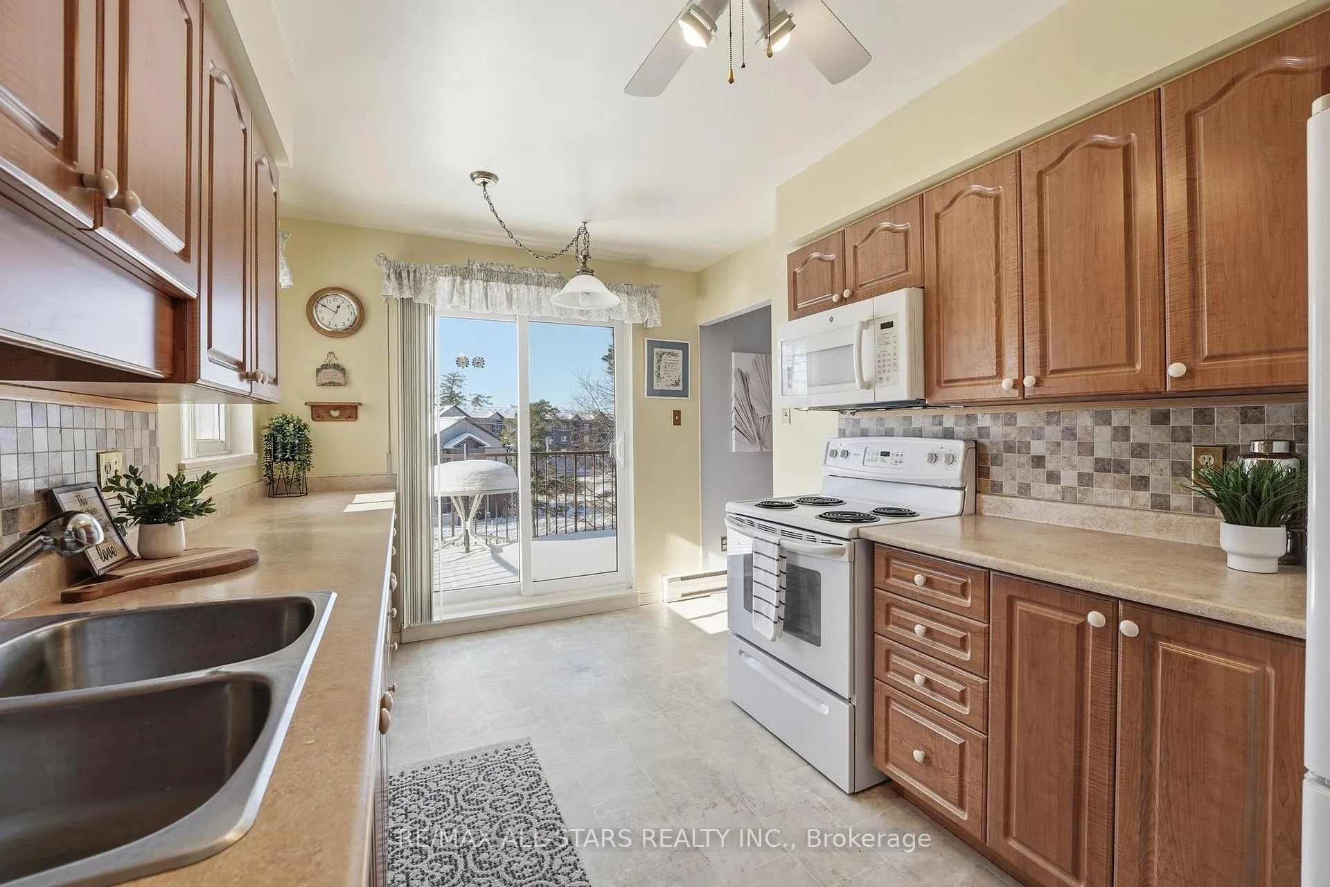 Photo 8 of Unit 301, 111 Grew Boulevard, Georgina, Sutton & Jackson's Point — HOMEH