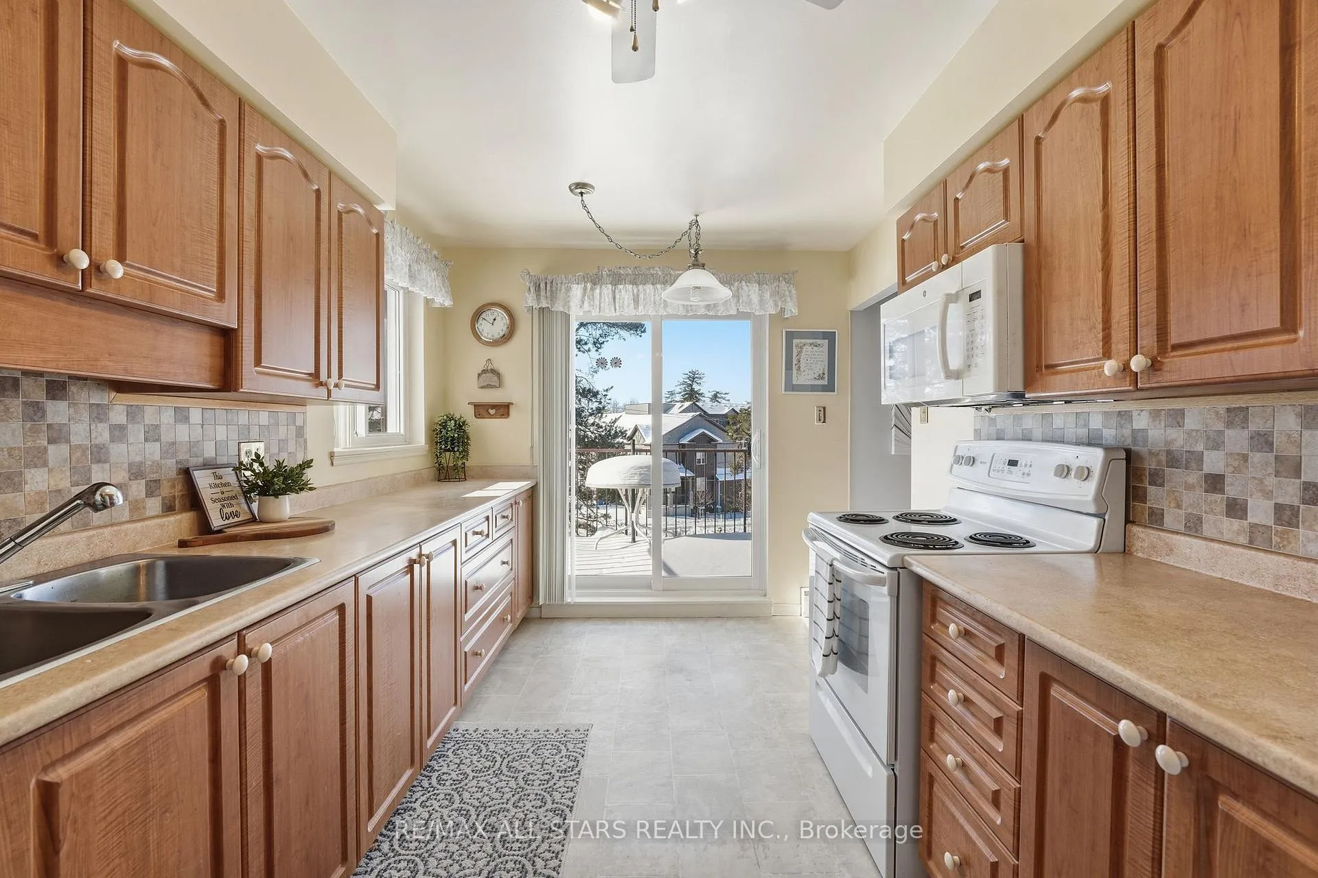 Photo 9 of Unit 301, 111 Grew Boulevard, Georgina, Sutton & Jackson's Point — HOMEH