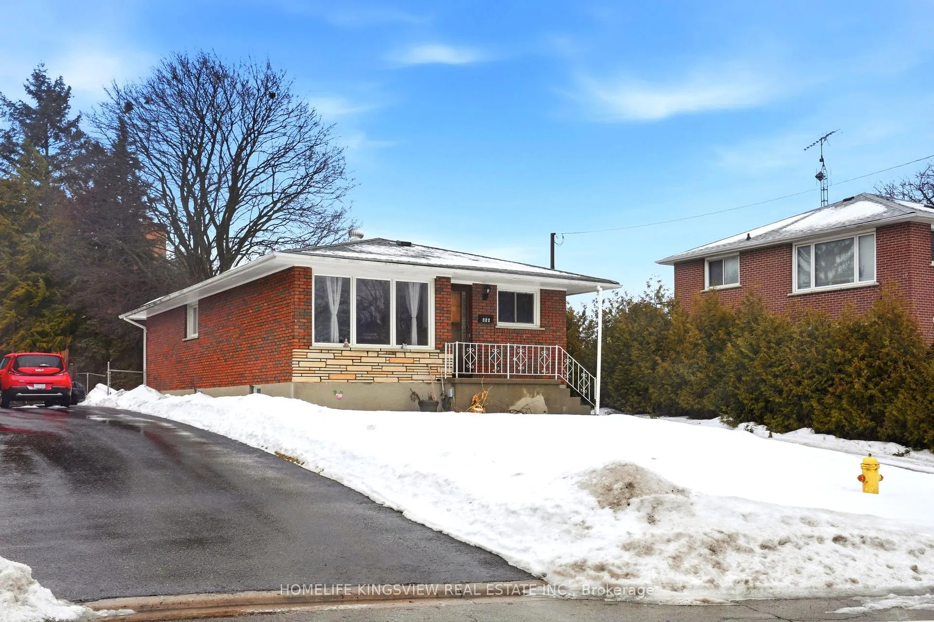Photo 2 of 656 Athol Street E, Oshawa, Donevan — HOMEH