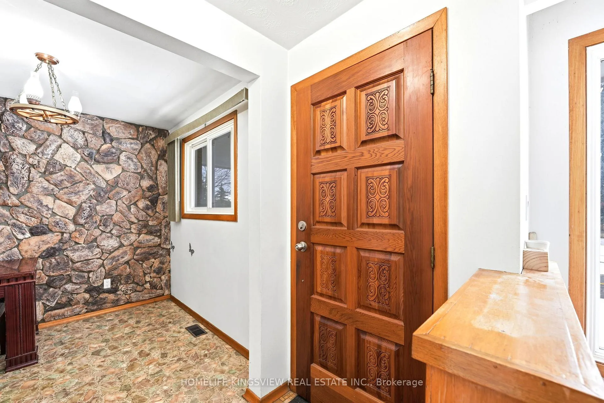 Photo 4 of 656 Athol Street E, Oshawa, Donevan — HOMEH